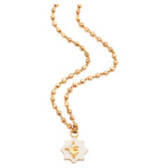 22-Karat-Gold Handgefertigte weiße Emaille-Halskette mit Sternmond-Anhänger von Agaro