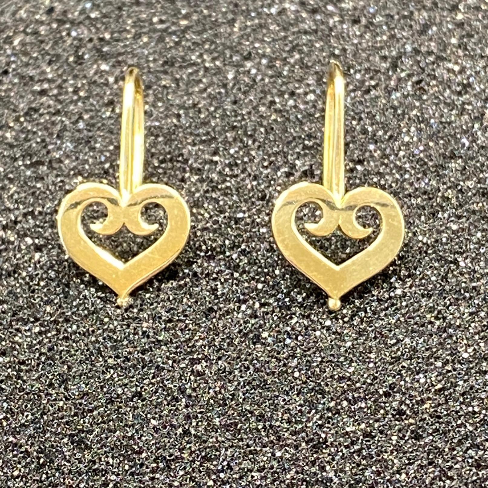 18K Gold Heart Motif Earrings In New Condition For Sale In Brooklyn, NY
