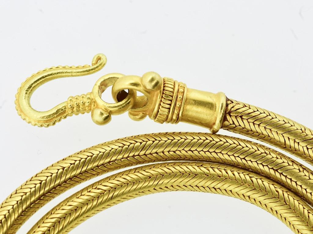 Catena pesante intrecciata in oro giallo 22K con chiusura a gancio ornata.  Questa insolita catena è stata sottoposta a un test acido per confermare il suo contenuto d'oro. La catena pesa 96 grammi, ha una lunghezza generosa di 21 pollici e una
