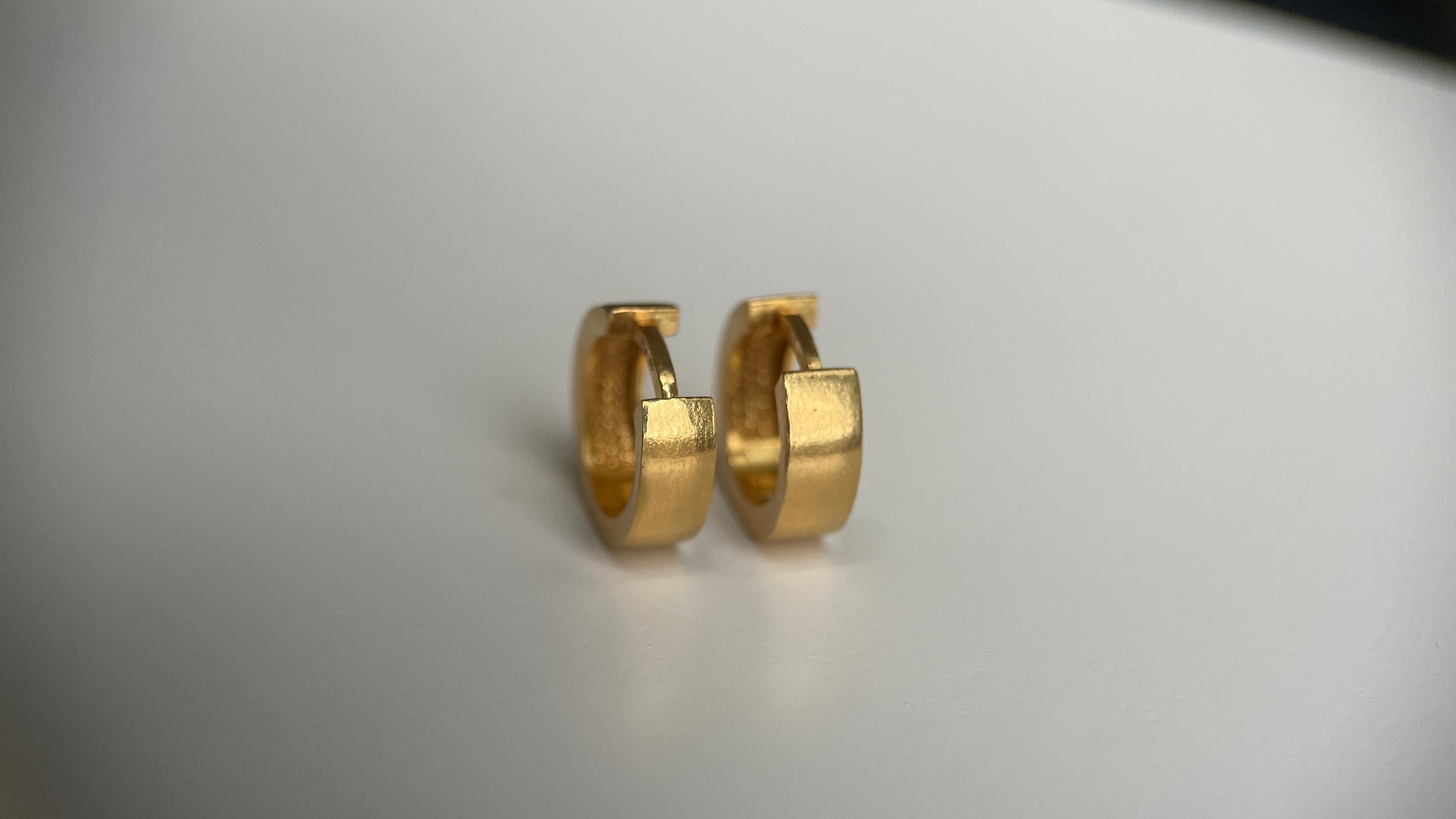 Realizzati in oro puro 22 carati e dotati di chiusura a scatto, questi orecchini non sono solo splendidi ma anche preziosi e impegnabili. Ogni paio è nuovo di zecca e viene consegnato in una splendida confezione, che lo rende ideale per un regalo