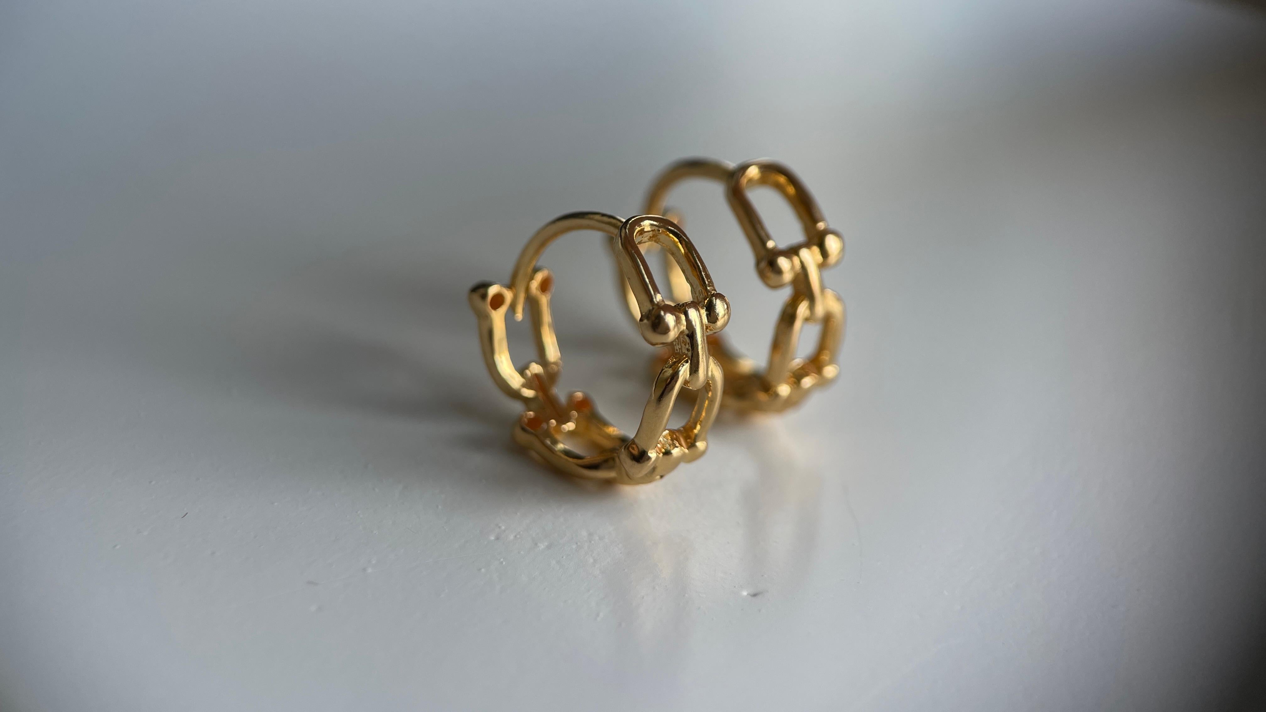 Realizzati in oro puro 22 carati e dotati di chiusura a scatto, questi orecchini non sono solo splendidi ma anche preziosi e impegnabili. Ogni paio è nuovo di zecca e viene consegnato in una splendida confezione, che lo rende ideale per un regalo