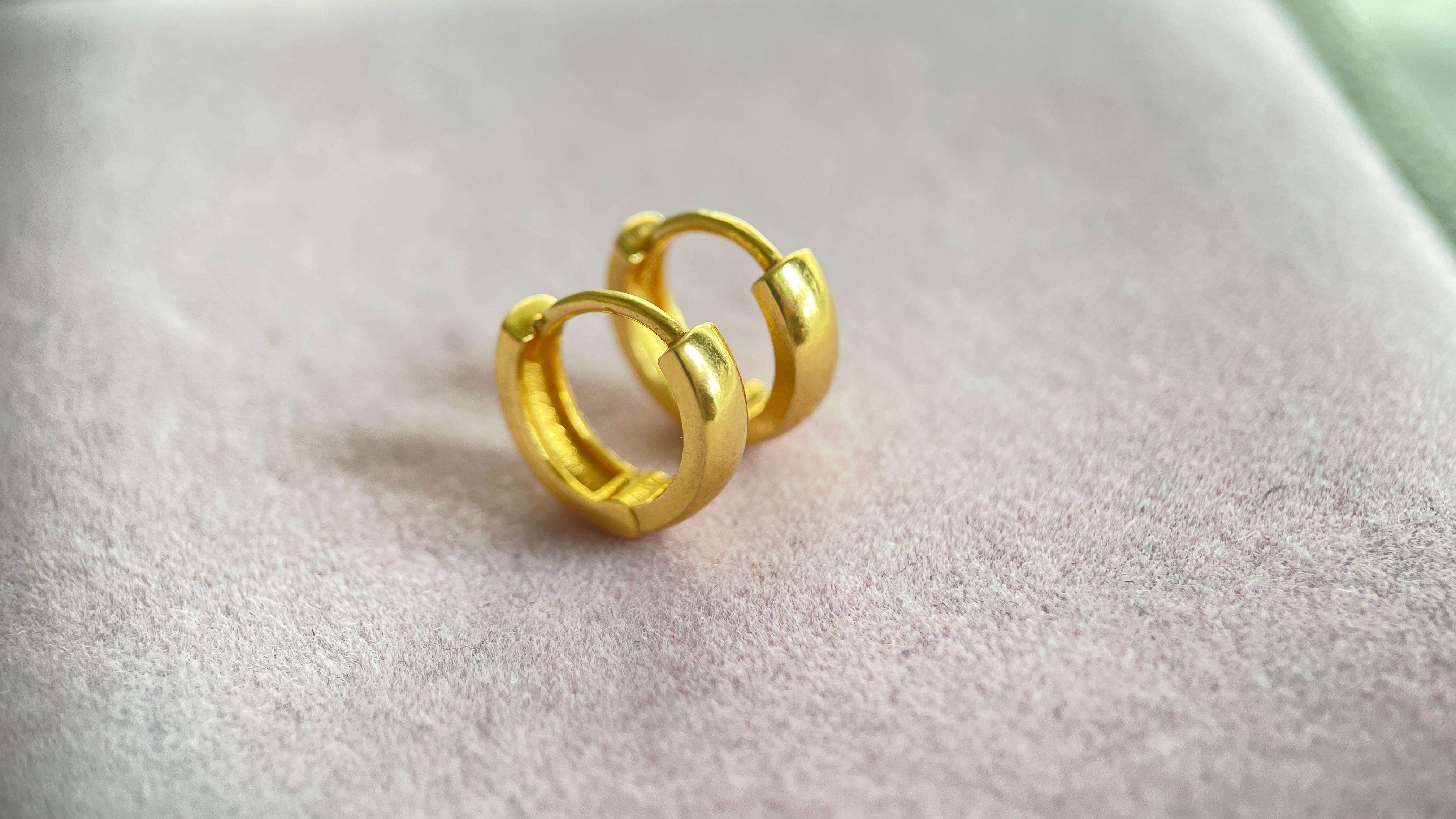 Realizzati in vero oro massiccio 22 carati, questi cerchi NON sono placcati, riempiti o vermeil.

Progettati per essere sia un investimento che un'eleganza quotidiana, hanno una solida larghezza di 3 mm, uno spessore di 1,4 mm e una scanalatura