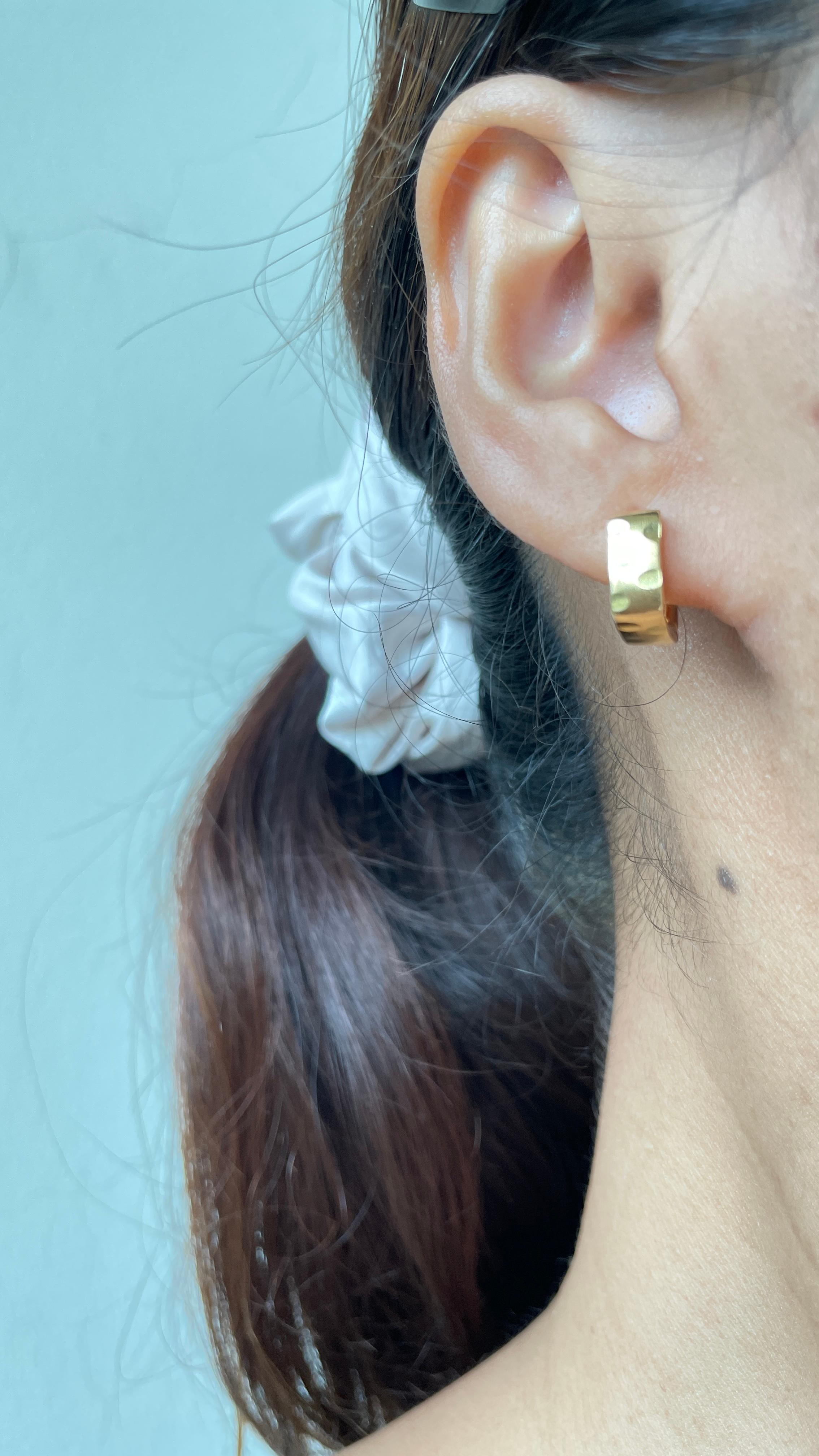 Fabricados con auténtico oro macizo de 22 quilates, estos aros NO están chapados, rellenos ni chapados en oro.

Estos pendientes cuadrados con forma de abrazo presentan una sutil textura martillada que capta la luz desde todos los ángulos. Su forma