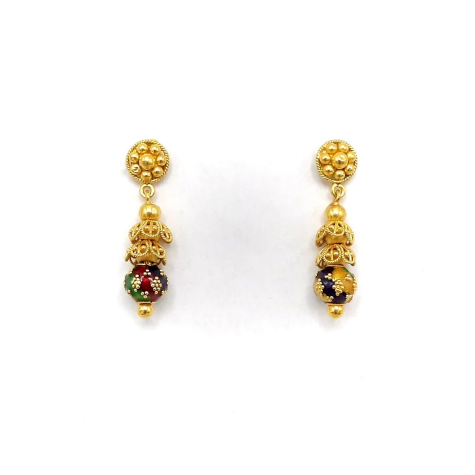 Este par de pendientes colgantes Cannetille de oro amarillo de 22 quilates de la India son un apilamiento de elementos, pequeñas cuentas de oro, casquetes de filigrana en forma de paraguas y preciosas cuentas redondas de esmalte. Las coloridas