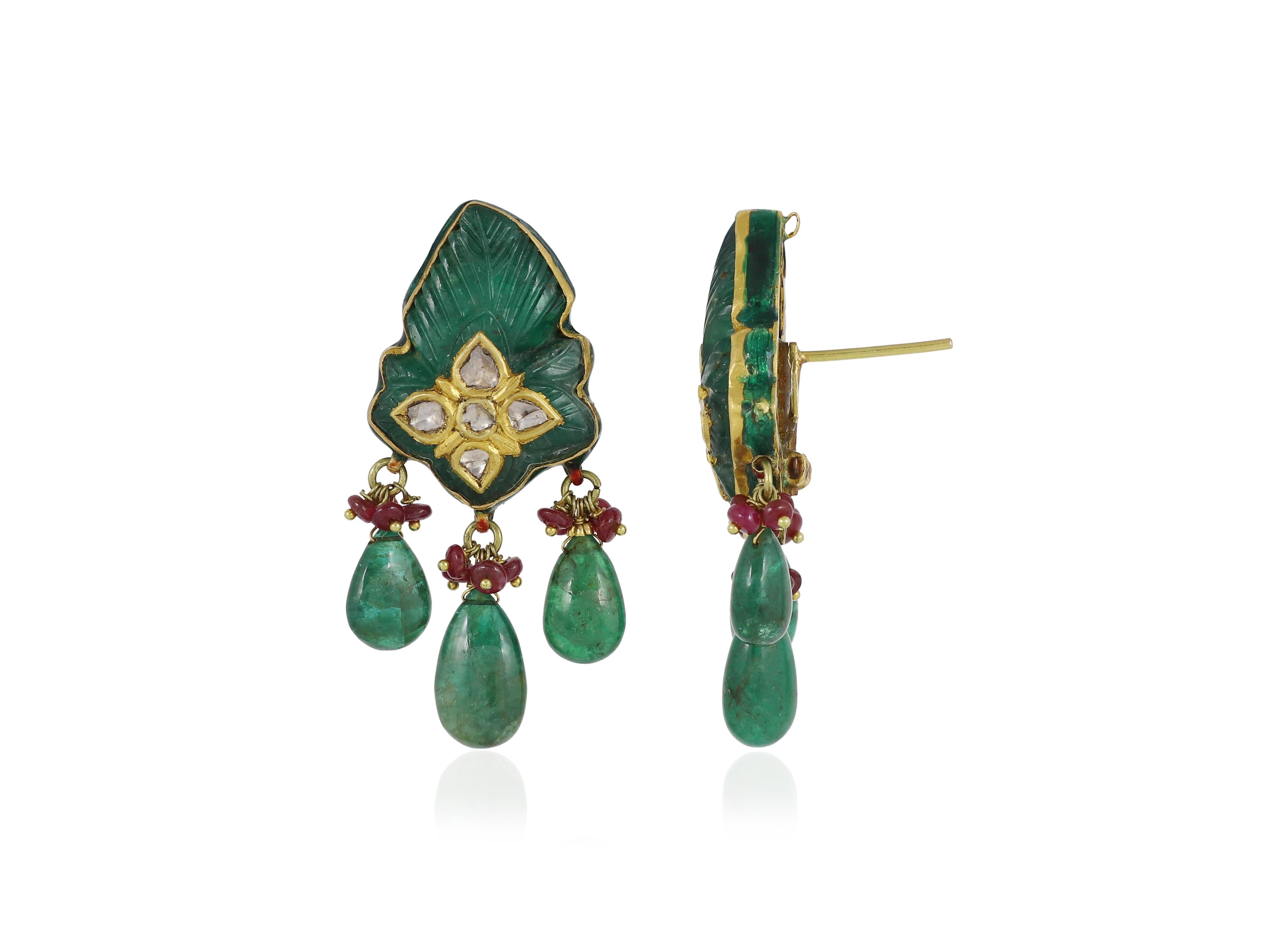 22K gold indian carved Mughal Emerald earrings with diamonds for indian wedding In New Condition For Sale In Bangkok,, TH