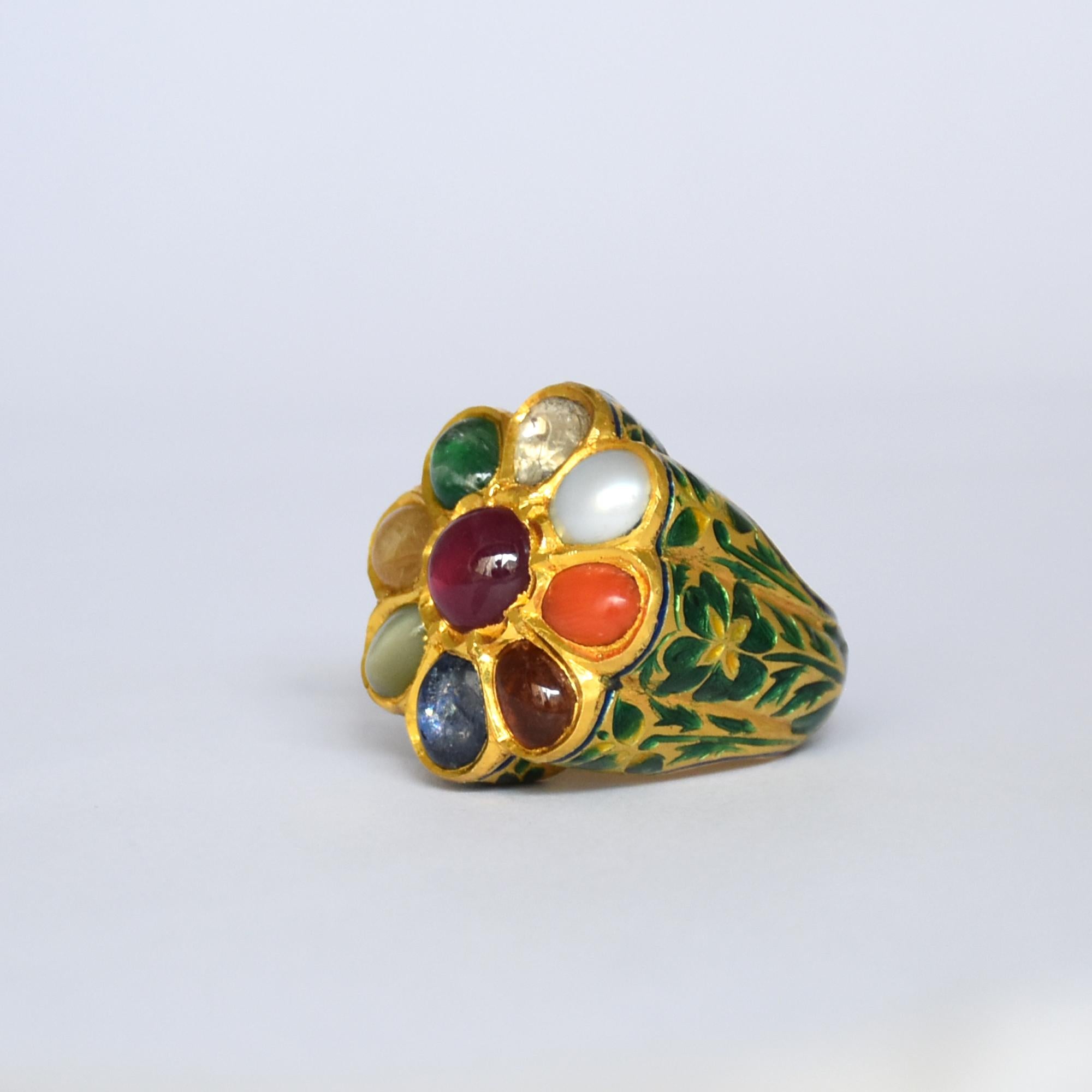 22K Gold Indian Navratan ring enamelled in green and yellow In New Condition In Bangkok,, TH