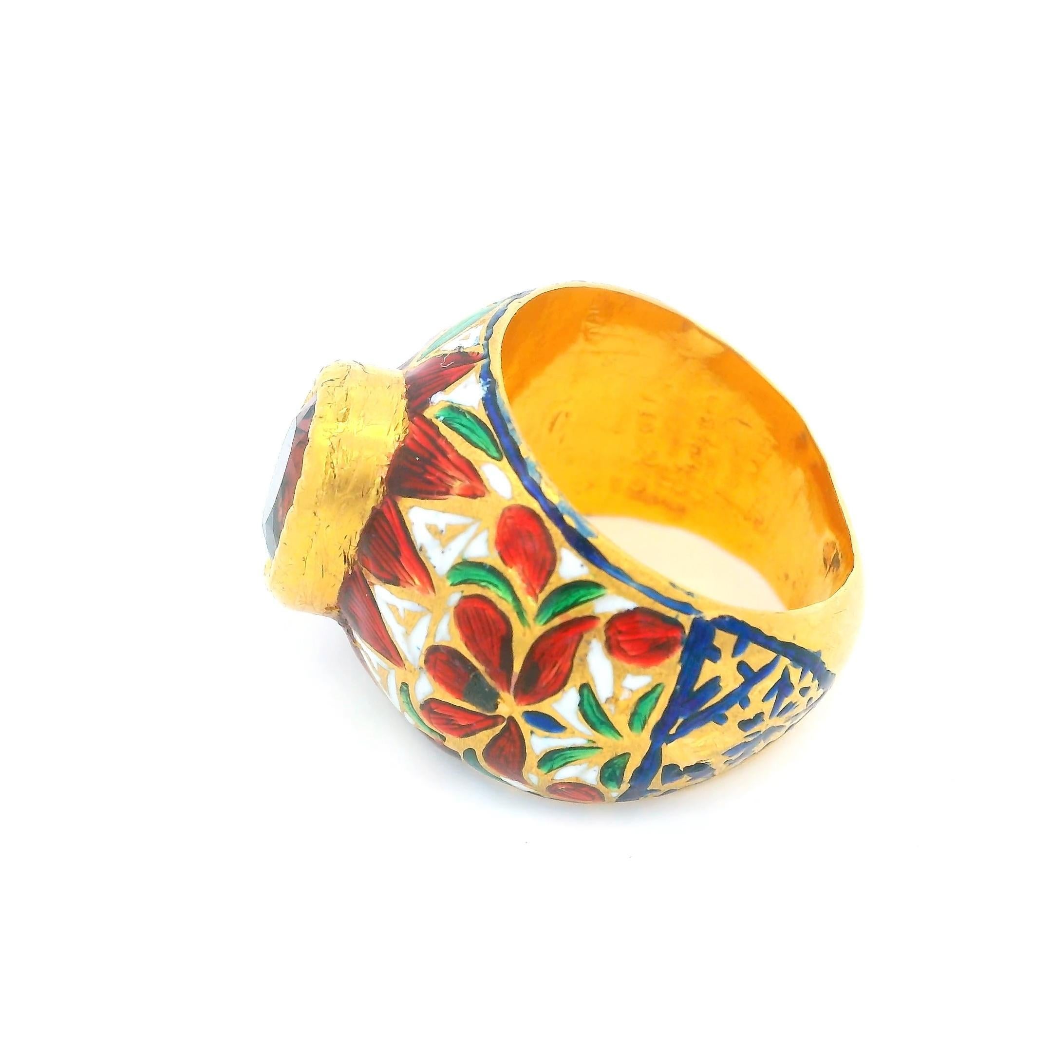 22K Gold Indian Ring W/Tourmaline & Enamel In Excellent Condition For Sale In Great Neck Plaza, NY