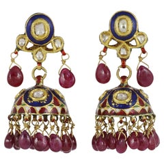 Boucles d'oreilles mariage indien en or 22K avec diamants, rubis et émail Jhumkis