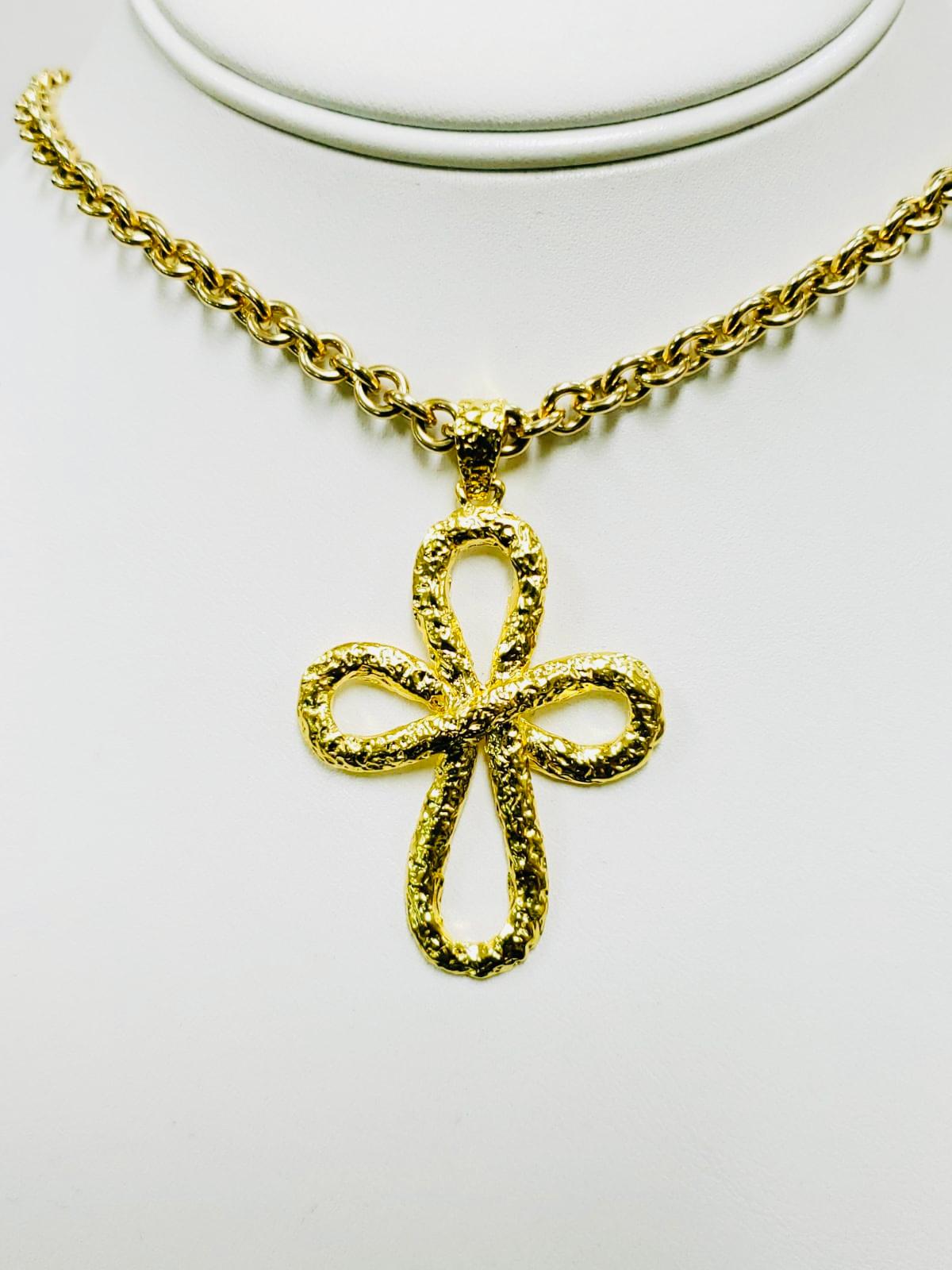 22k Gold Infinity Cross Pendant Necklace In New Condition For Sale In New York, NY
