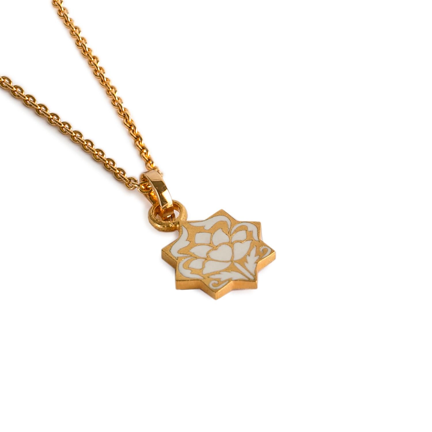 22K Gold Initial 'R' Florales Emaille-Sternanhänger Handgefertigt von Agaro (Rundschliff) im Angebot