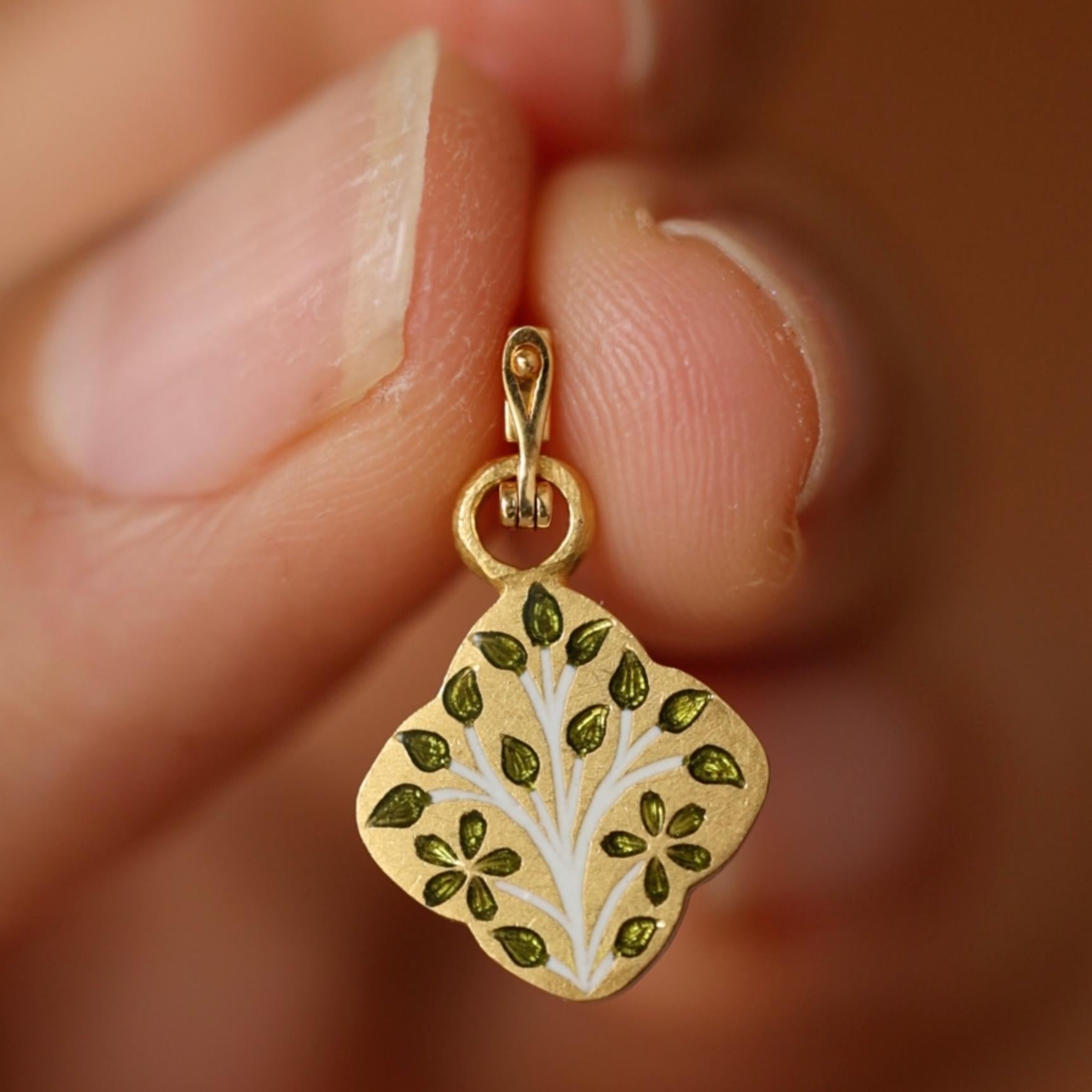 Breloque réversible en or 22 carats avec initiale en turquoise et émail floral, fabriquée à la main par Agaro en vente 1