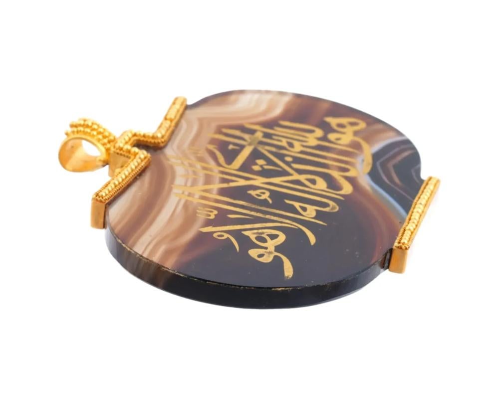 Taglio ovale Ciondolo di agata intagliata con calligrafia islamica in oro 22K in vendita