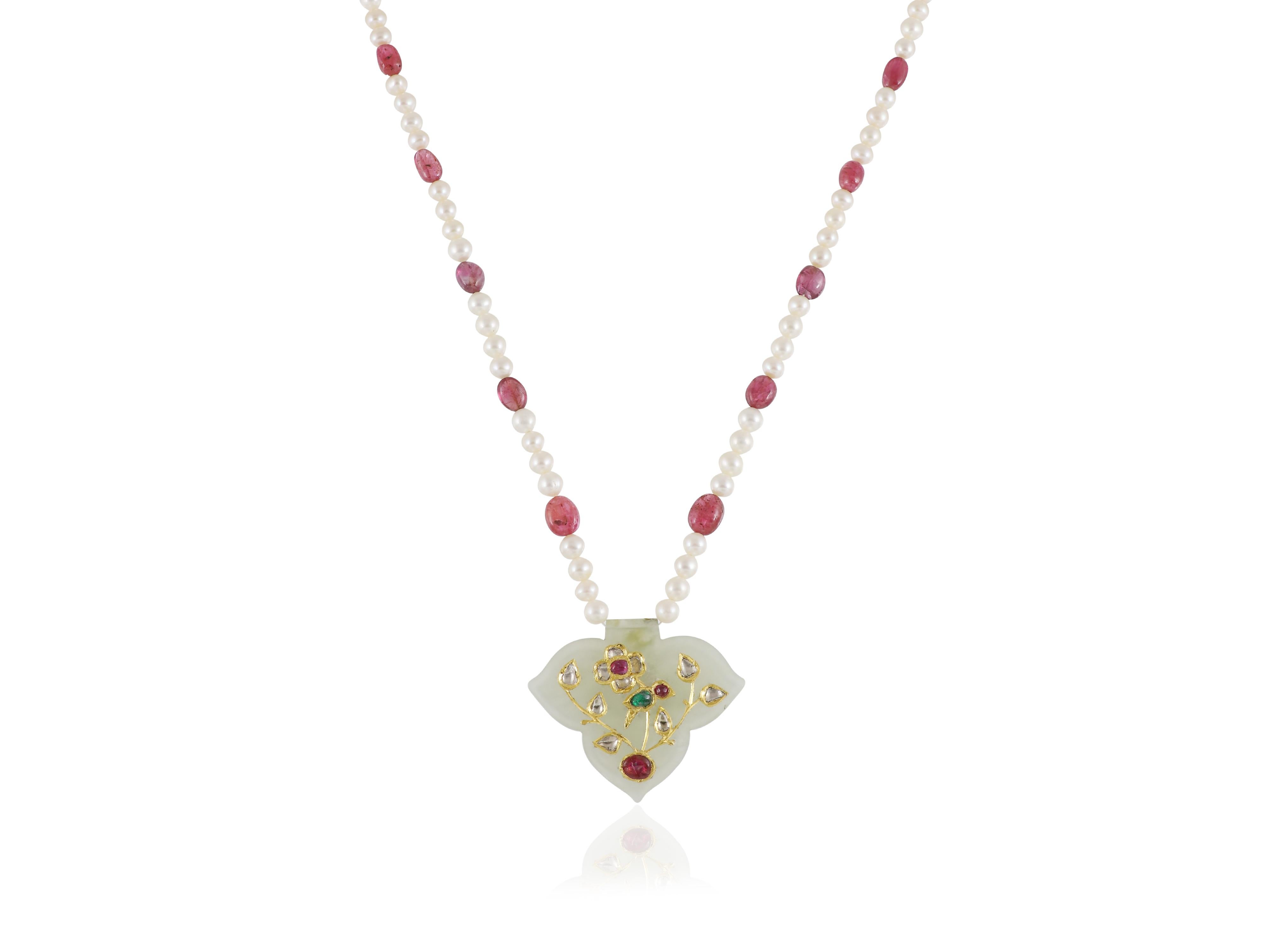 Grezzo Pendente di giada Jadau in oro 22K intarsiato con oro, polki e rubini con motivo di uccelli in vendita