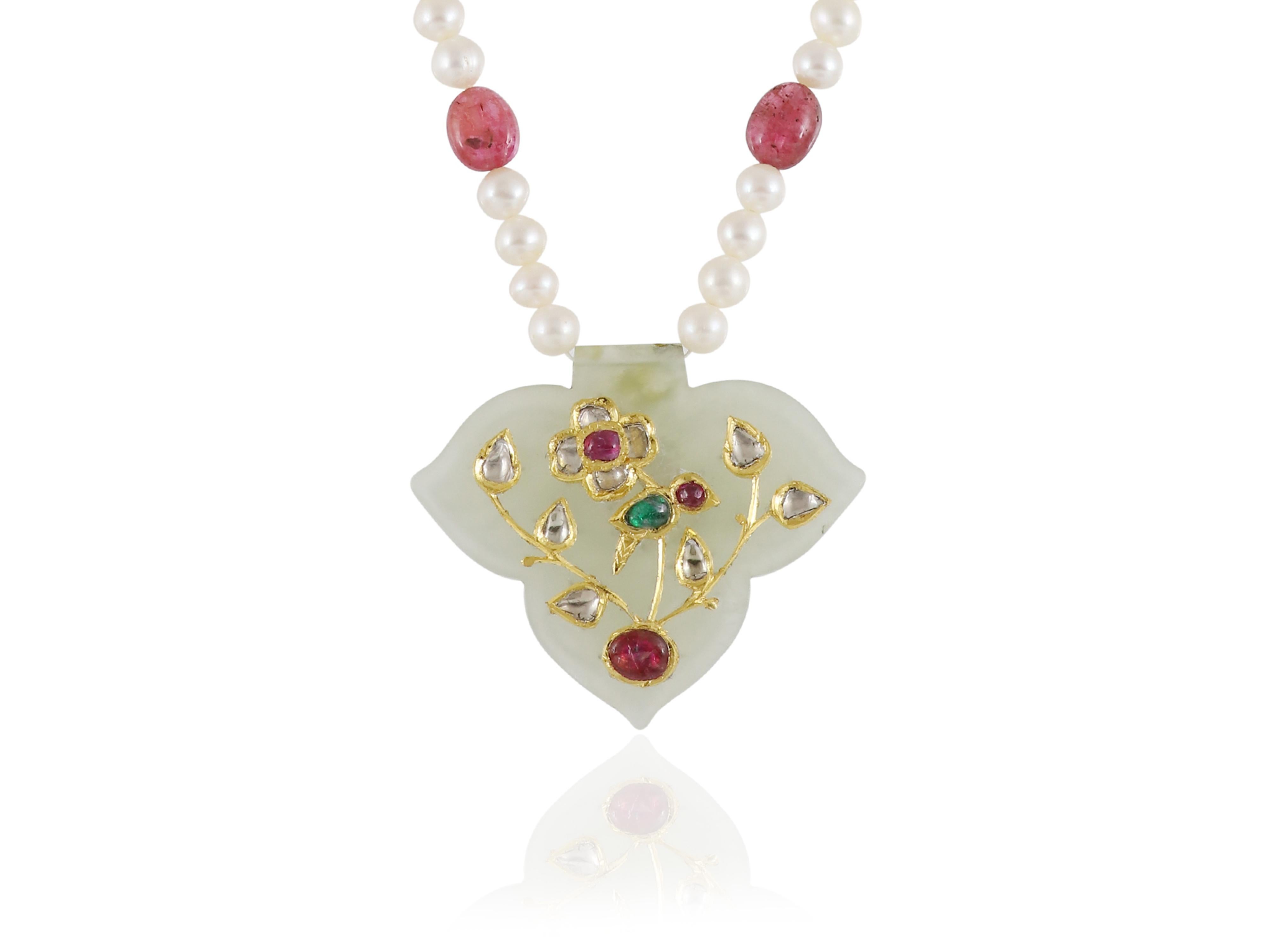 Pendente di giada Jadau in oro 22K intarsiato con oro, polki e rubini con motivo di uccelli In condizioni Nuovo in vendita a Bangkok,, TH