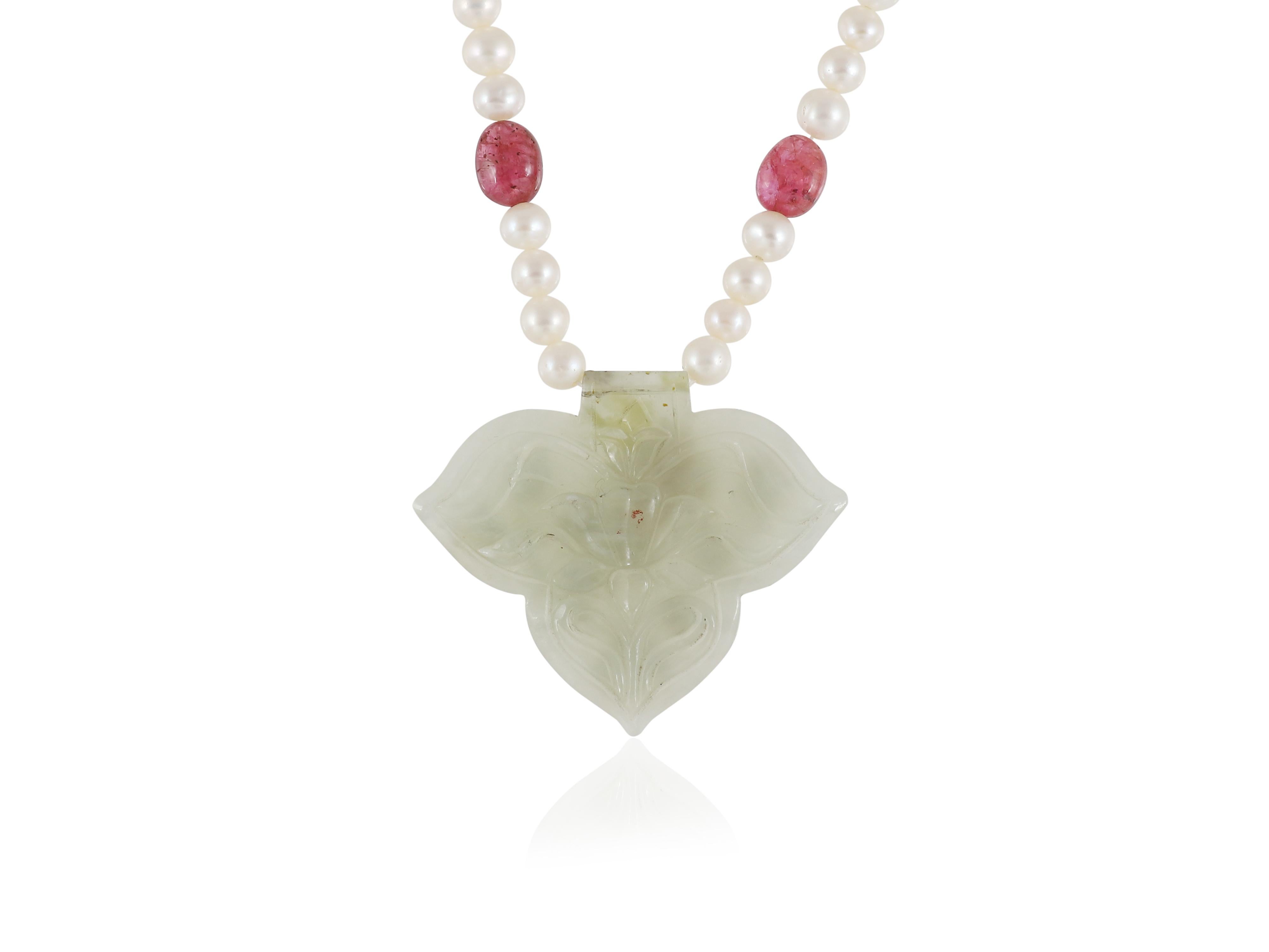 Donna Pendente di giada Jadau in oro 22K intarsiato con oro, polki e rubini con motivo di uccelli in vendita