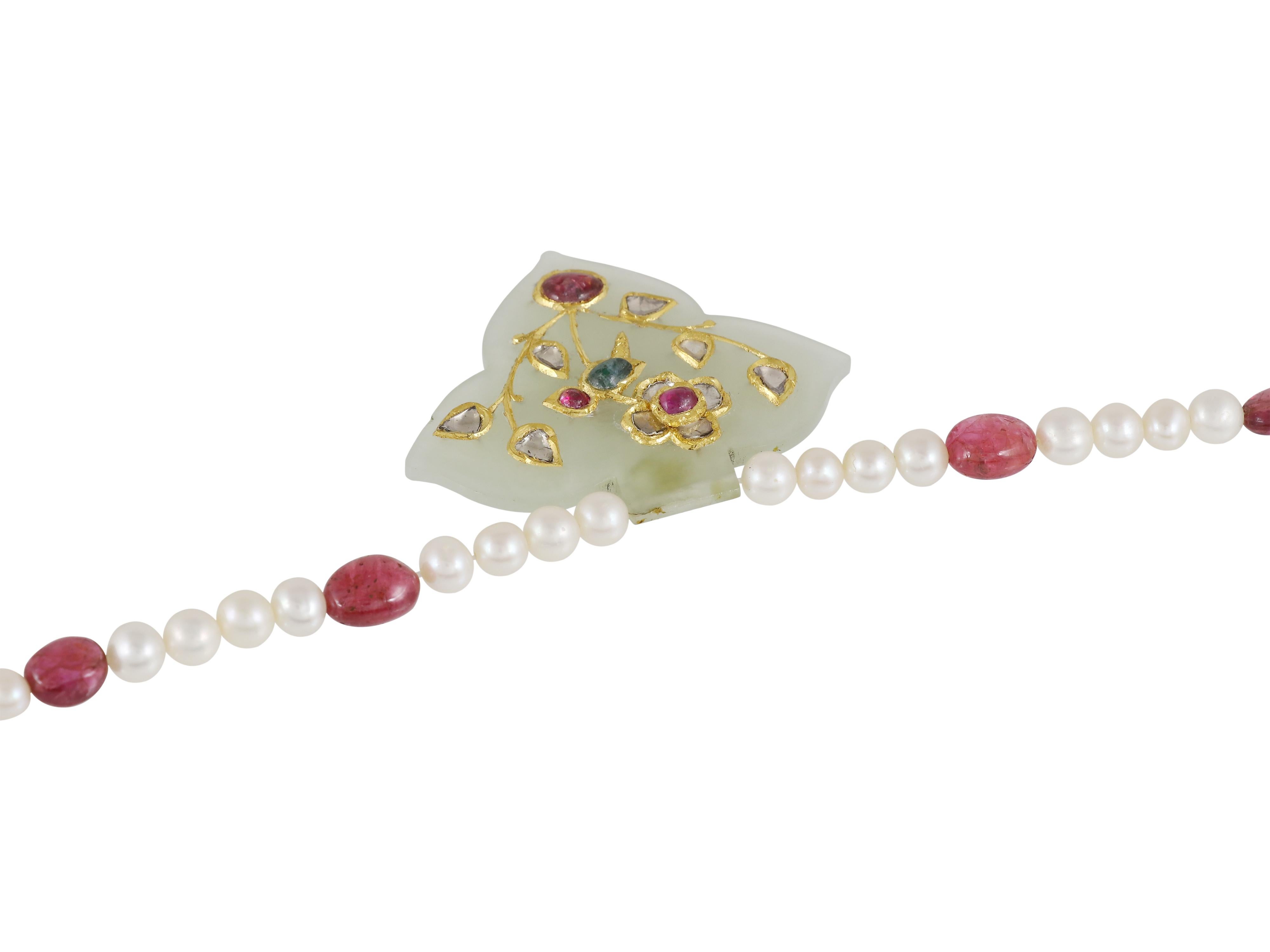 Pendente di giada Jadau in oro 22K intarsiato con oro, polki e rubini con motivo di uccelli in vendita 2