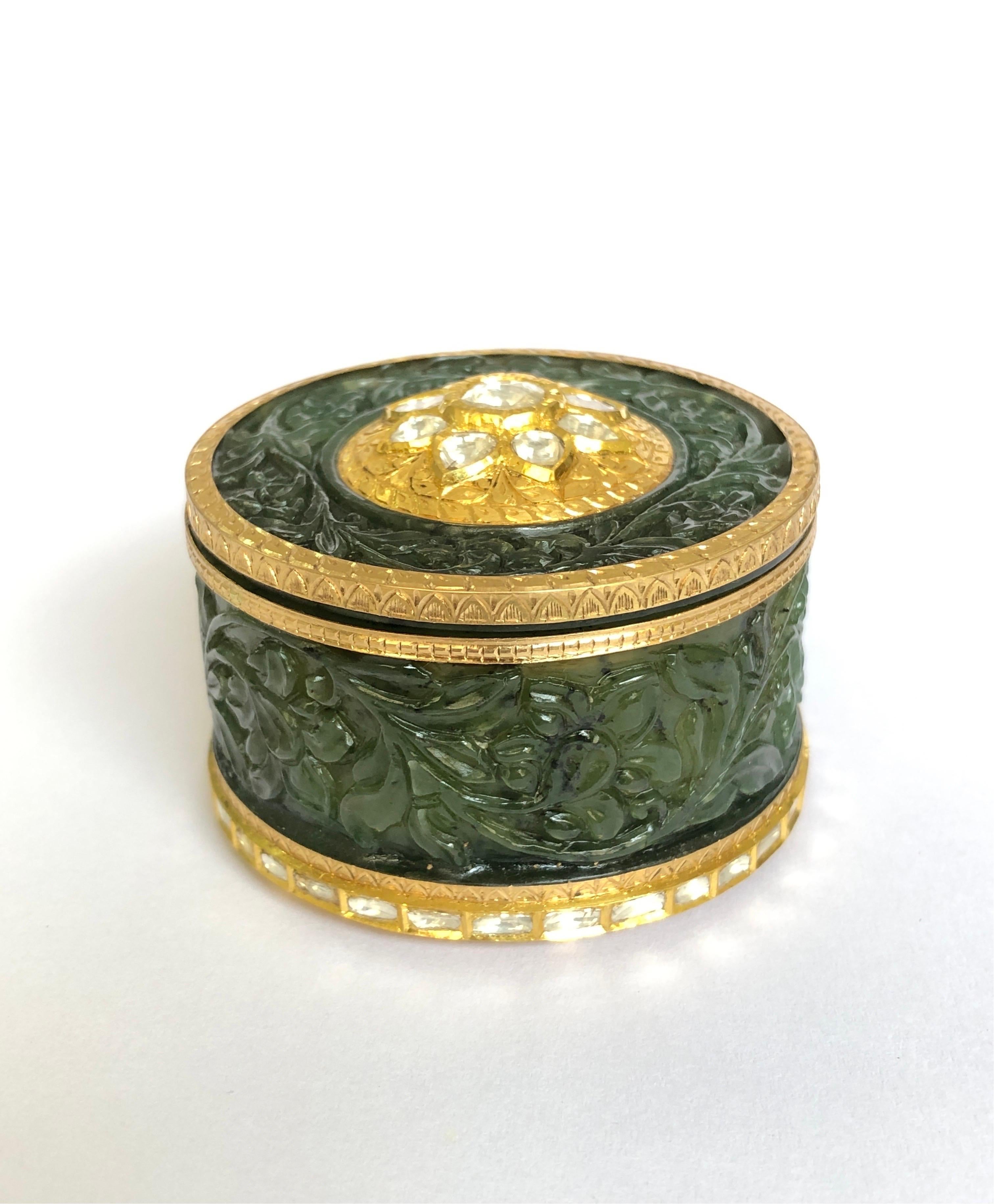 22K Gold Jade mughal carving box studded with diamonds In New Condition In Bangkok,, TH