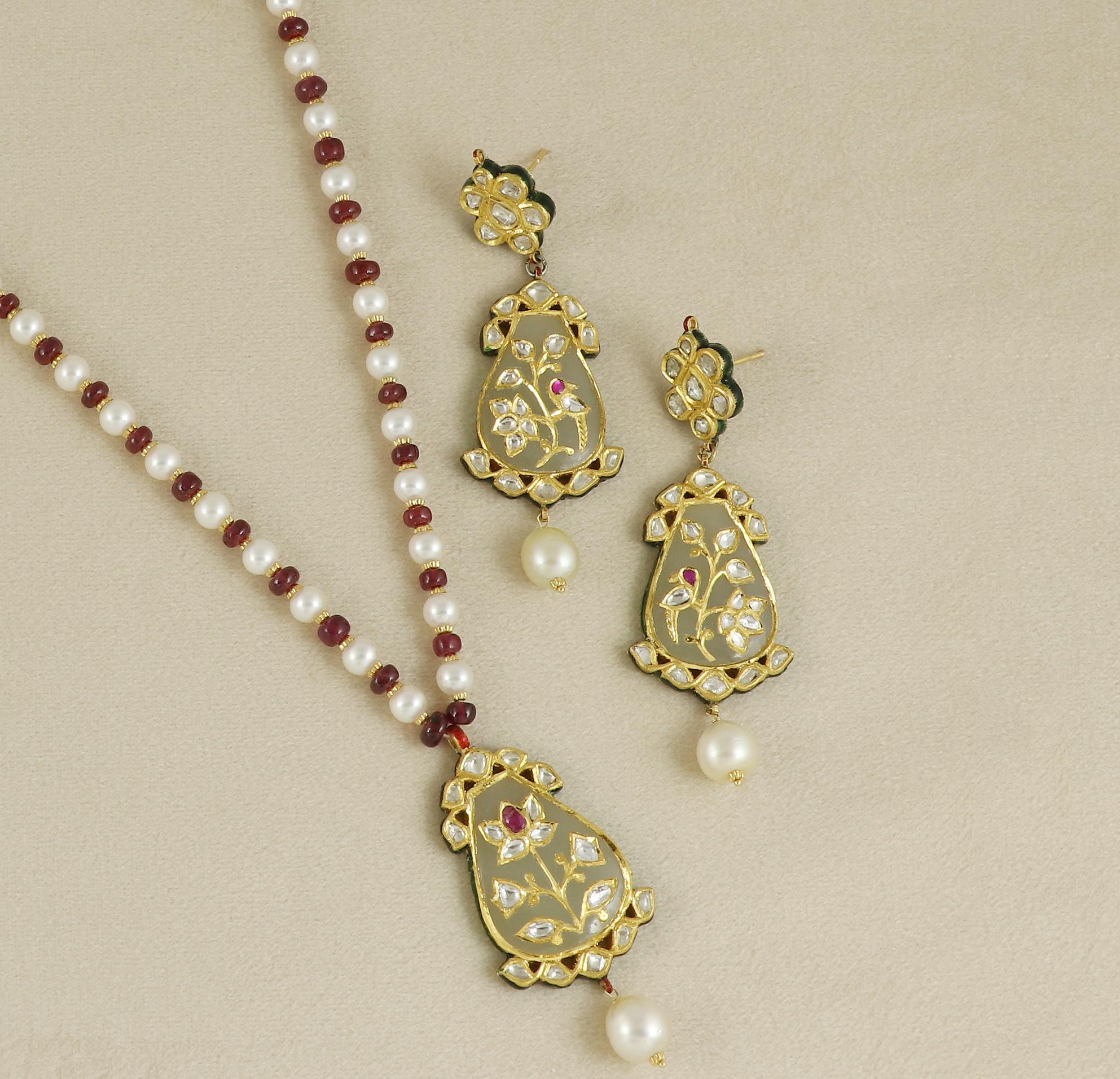 Grezzo Pendente di giada in oro 22K con diamanti e rubini incastonati  Ciondolo della sposa indiana in vendita