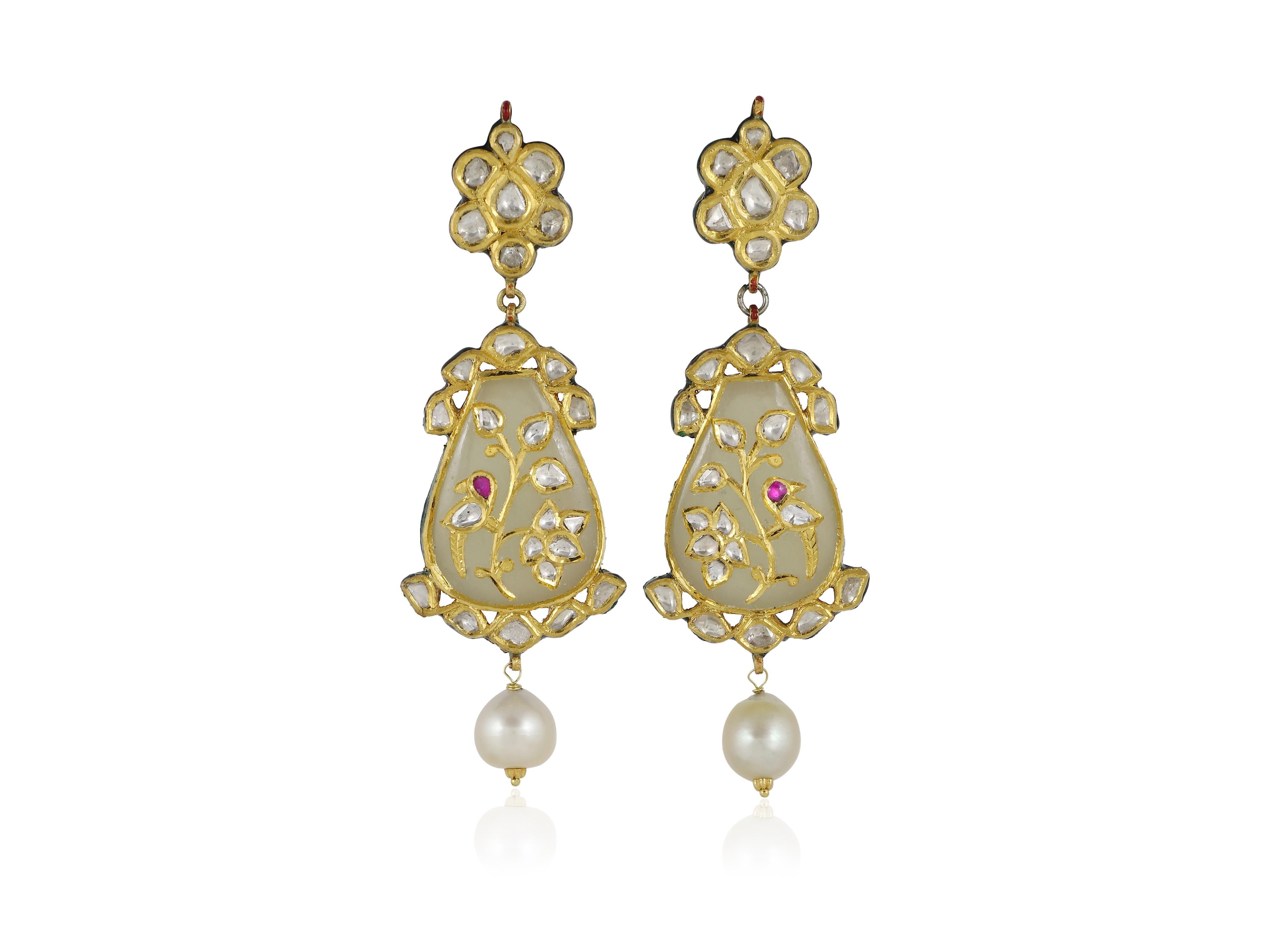 Donna Pendente di giada in oro 22K con diamanti e rubini incastonati  Ciondolo della sposa indiana in vendita