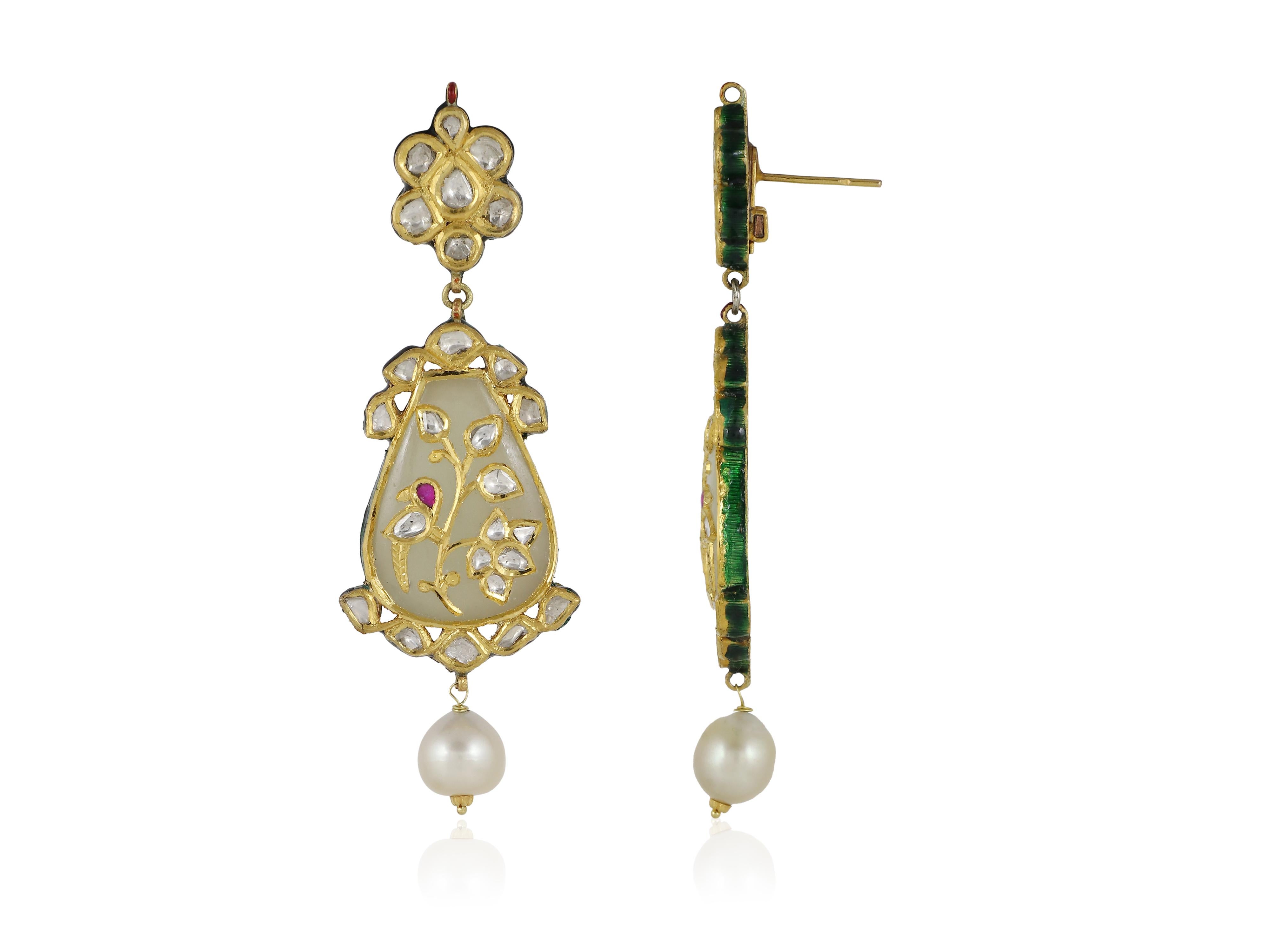 Pendente di giada in oro 22K con diamanti e rubini incastonati  Ciondolo della sposa indiana in vendita 1