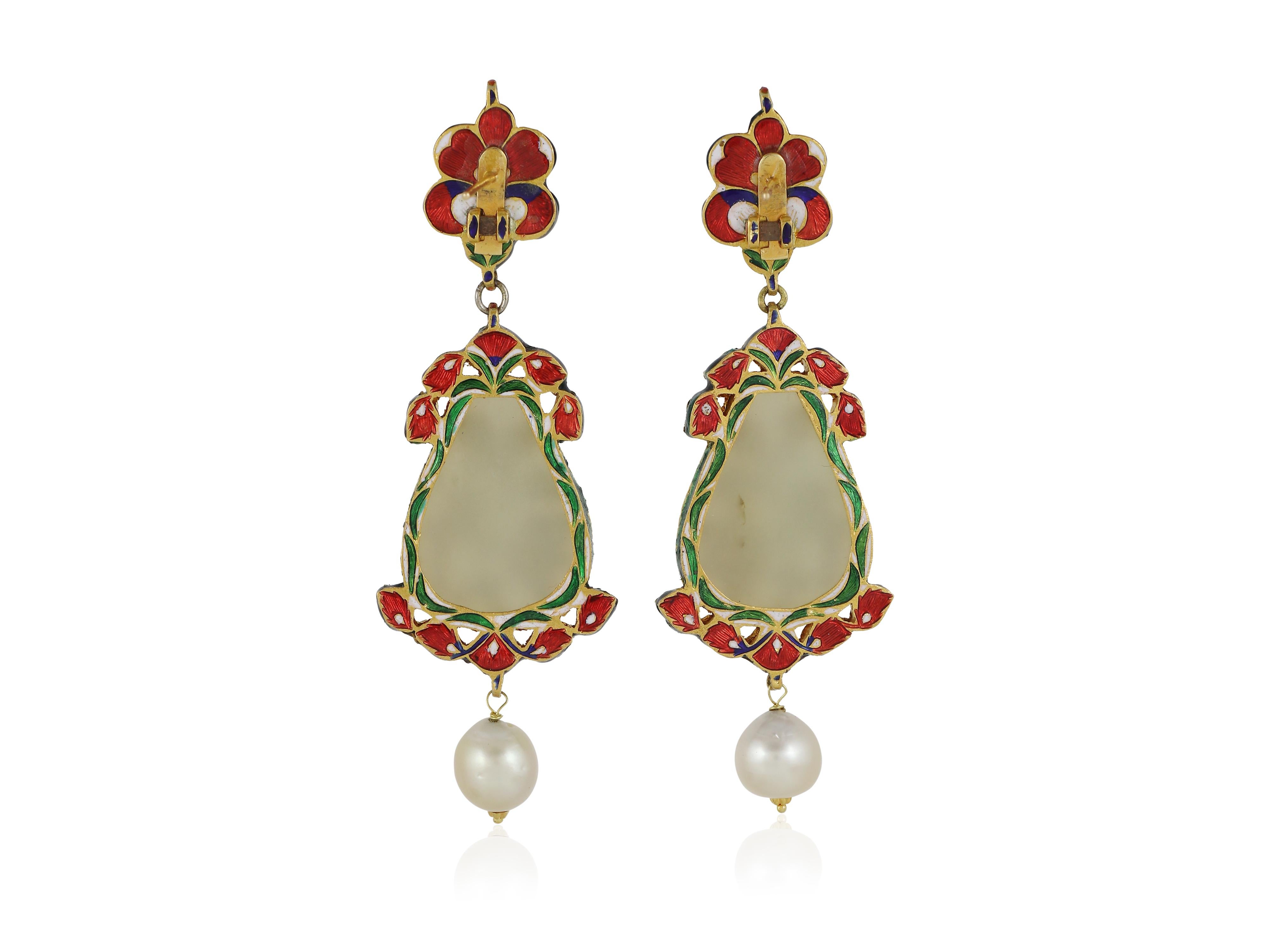 Pendente di giada in oro 22K con diamanti e rubini incastonati  Ciondolo della sposa indiana in vendita 2