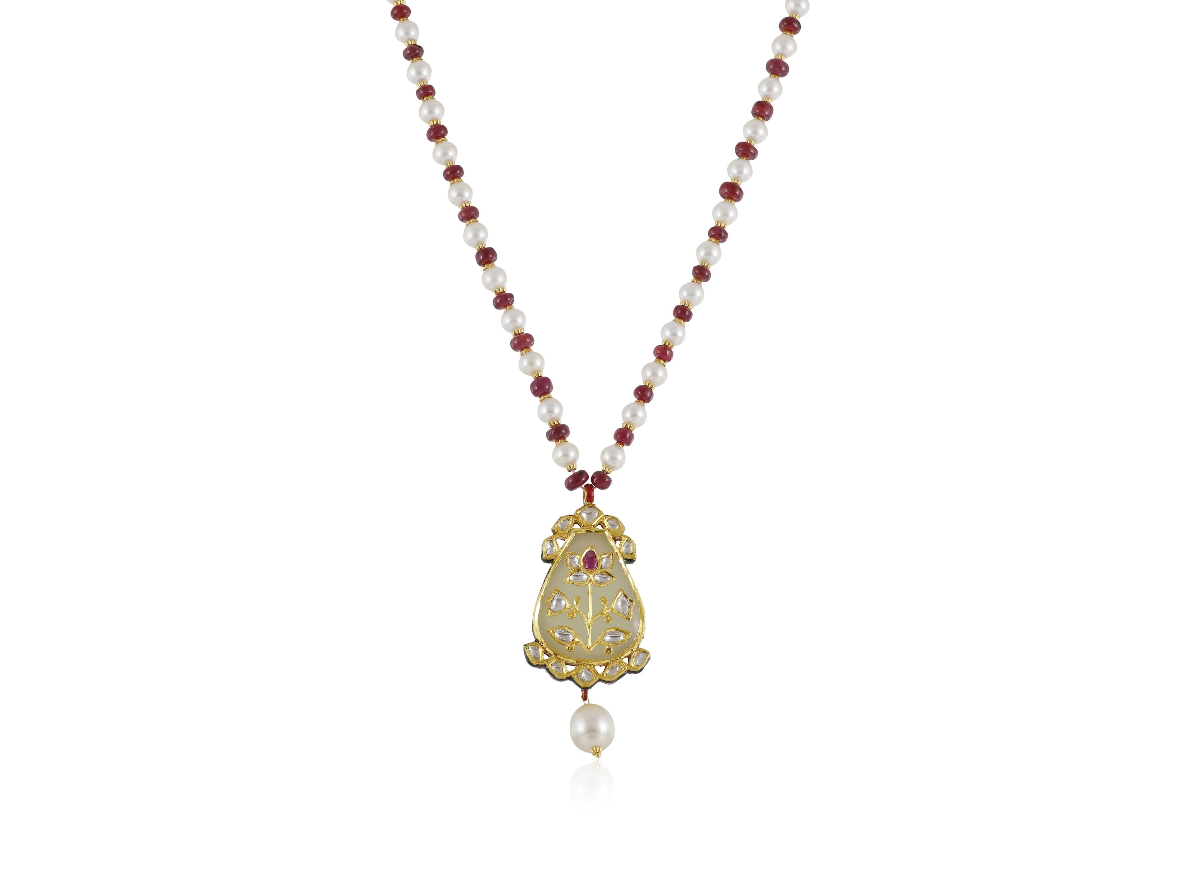 Pendente di giada in oro 22K con diamanti e rubini incastonati  Ciondolo della sposa indiana in vendita 4