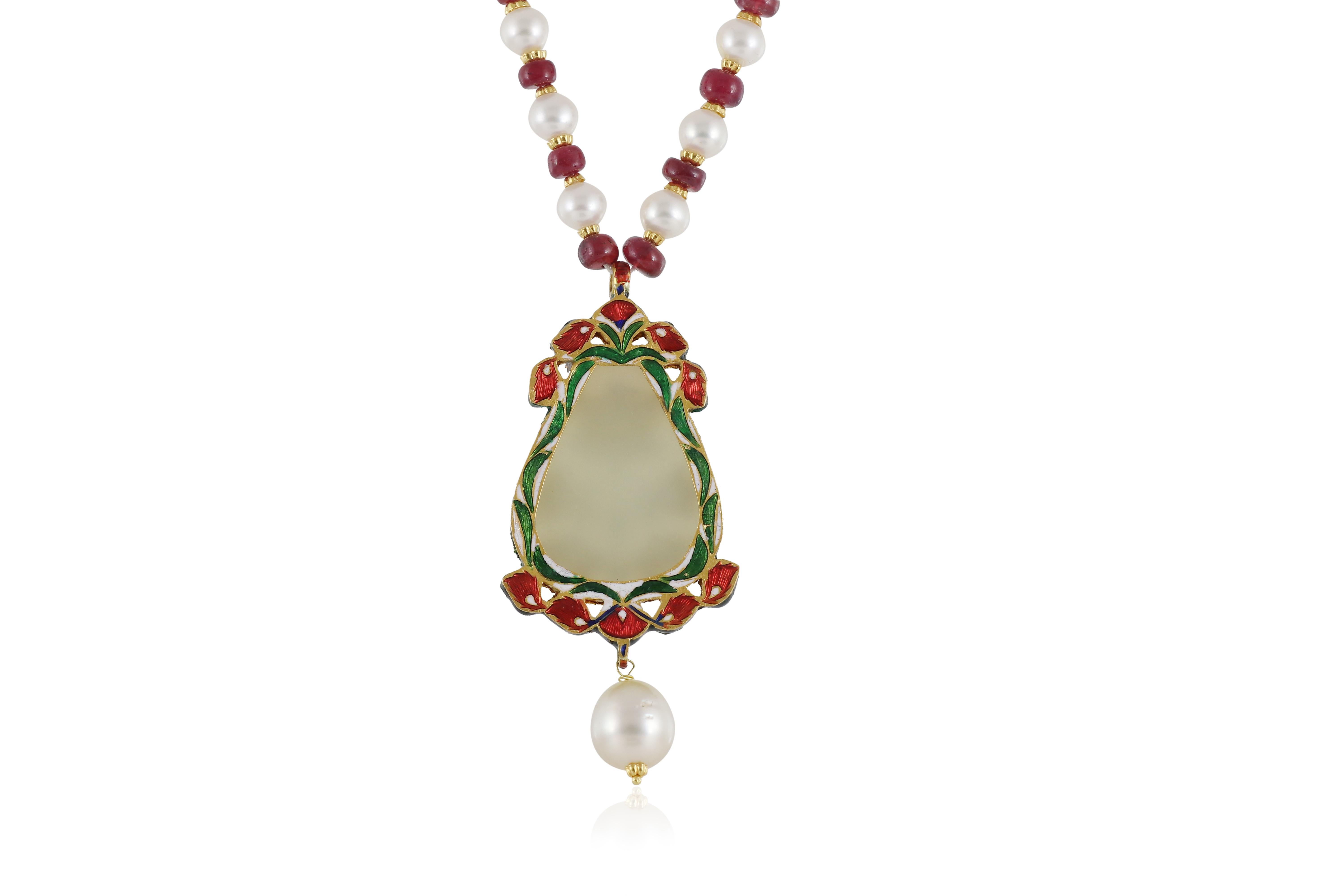 Pendente di giada in oro 22K con diamanti e rubini incastonati  Ciondolo della sposa indiana in vendita 5