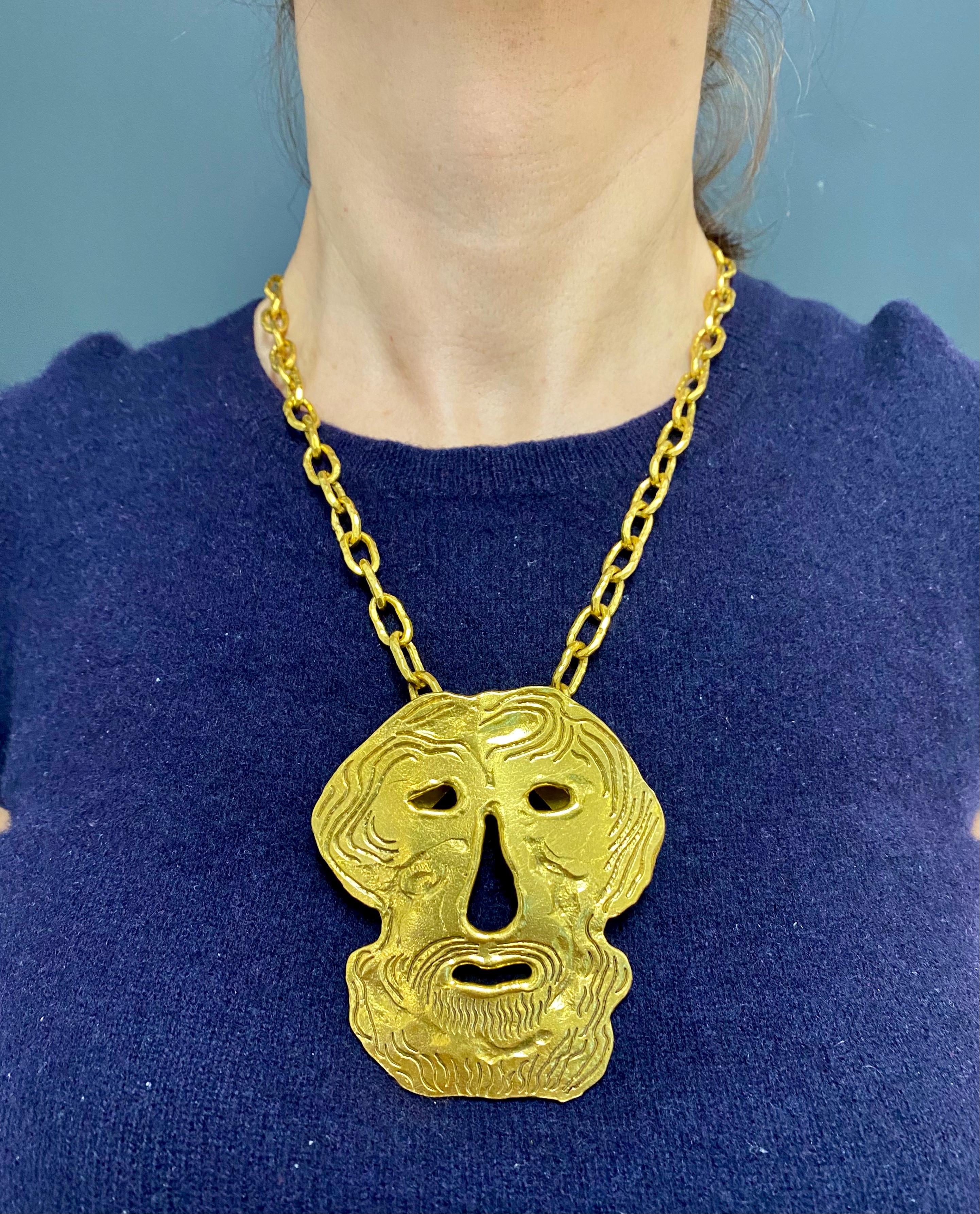 Designer: Jean Mahie
Materiali: Oro giallo 22 carati 
Peso: 208,2 grammi (ciondolo - 120,5 grammi)
Misure: Ciondolo - 2,5/8
