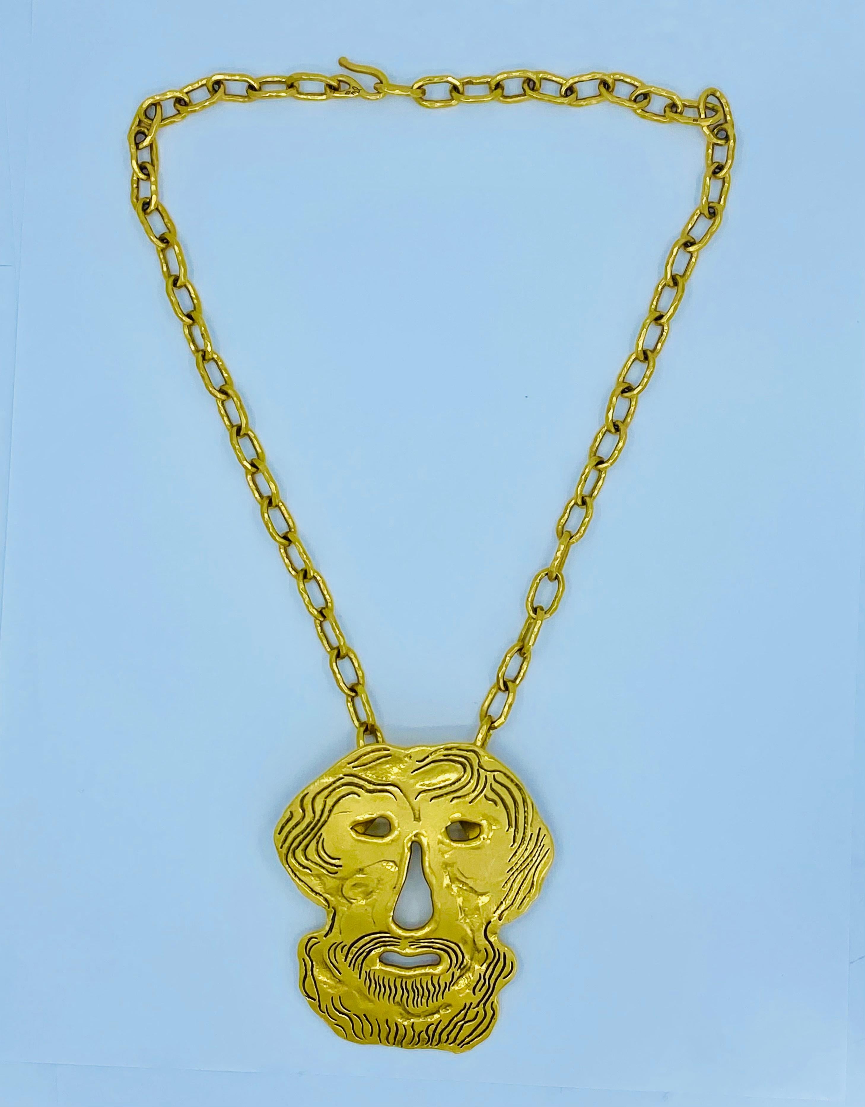 Collana con ciondolo figurato Jean Mahie in oro 22k In condizioni ottime in vendita a Beverly Hills, CA