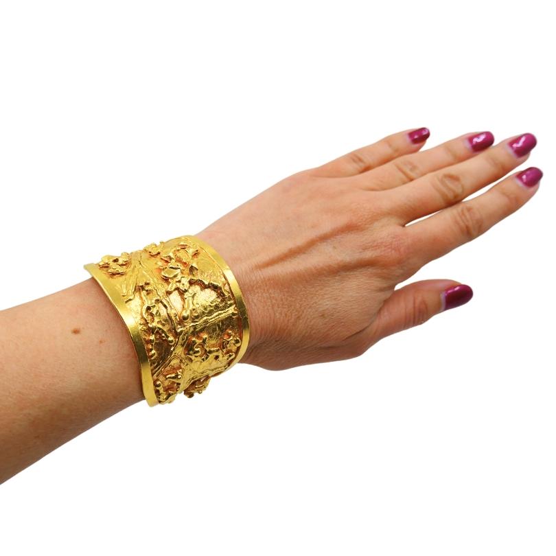Bracelet manchette large en or 22k Jean Mahie Excellent état - En vente à Beverly Hills, CA