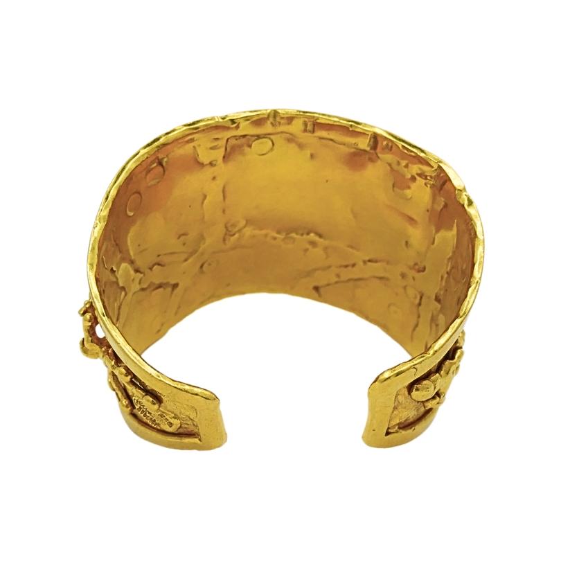 Bracelet manchette large en or 22k Jean Mahie en vente 3