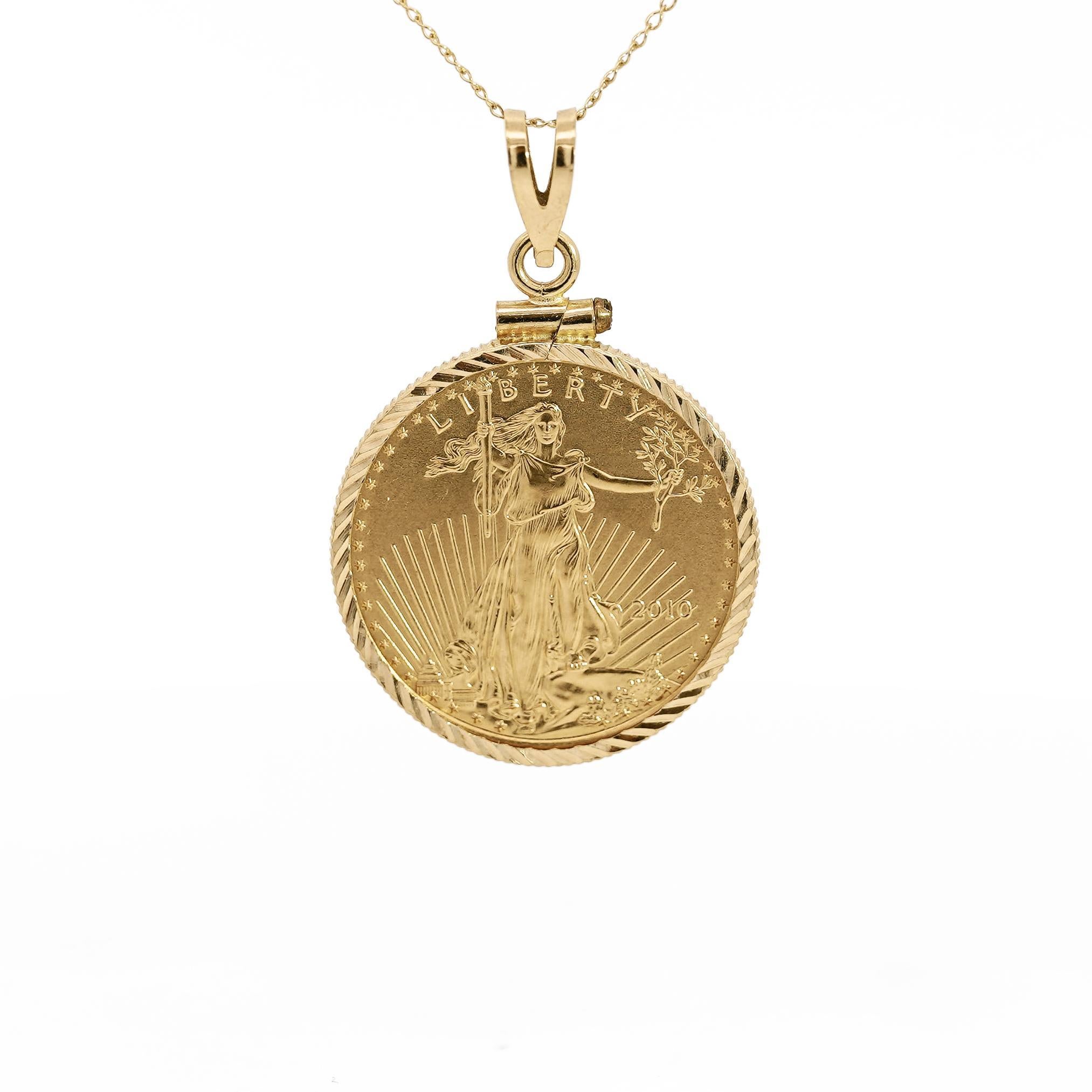 Ce pendentif exquis représente l'emblématique pièce de 10 dollars US Liberty, frappée en 2010 en or massif 22 carats et sertie dans une monture à bord cannelé 14 carats. Connu pour sa valeur historique et sa beauté saisissante, ce pendentif allie