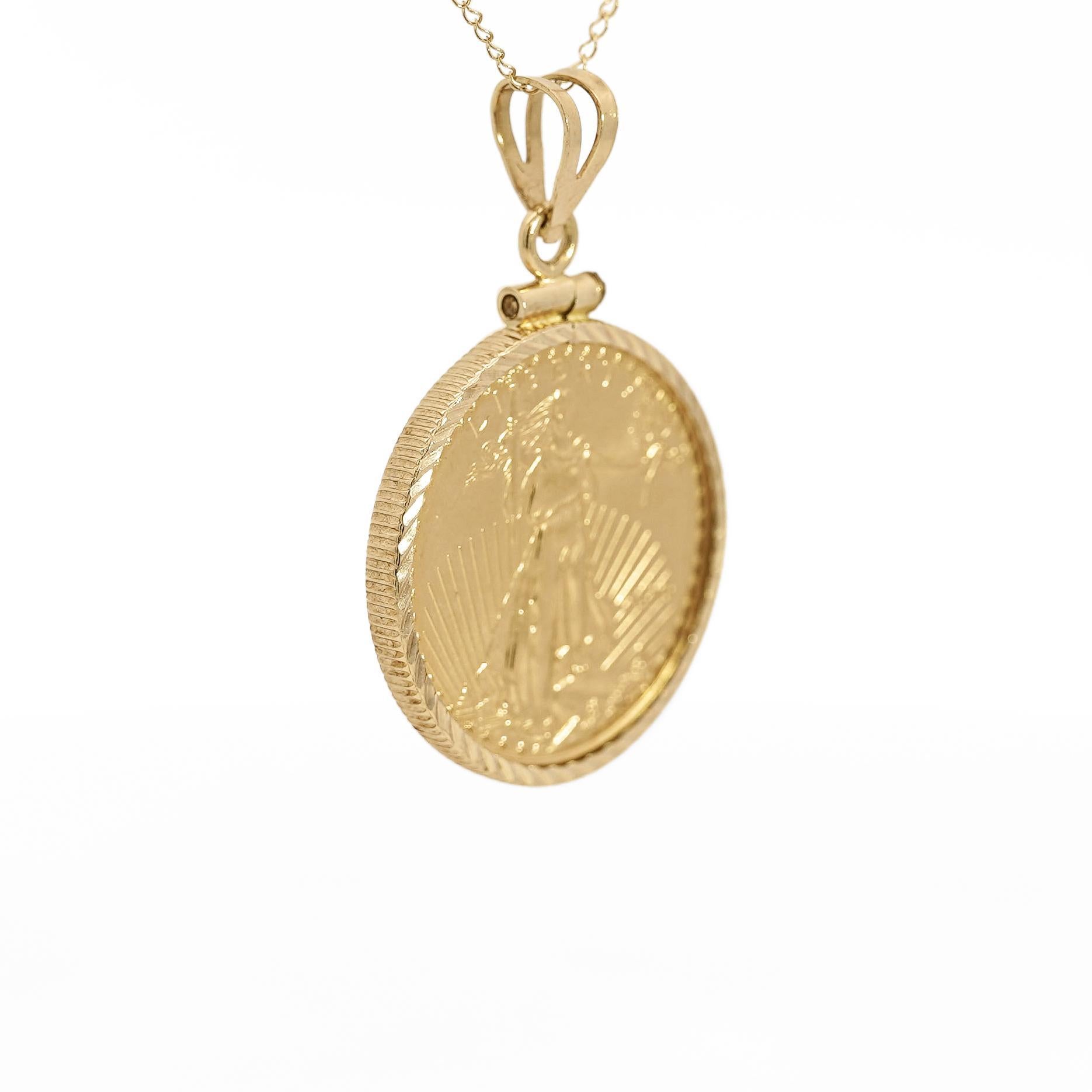 Moderne Pendentif Lady Liberty américain 10 dollars 1/4 OZ (2010) en or 22 carats avec cadre en 14 carats en vente
