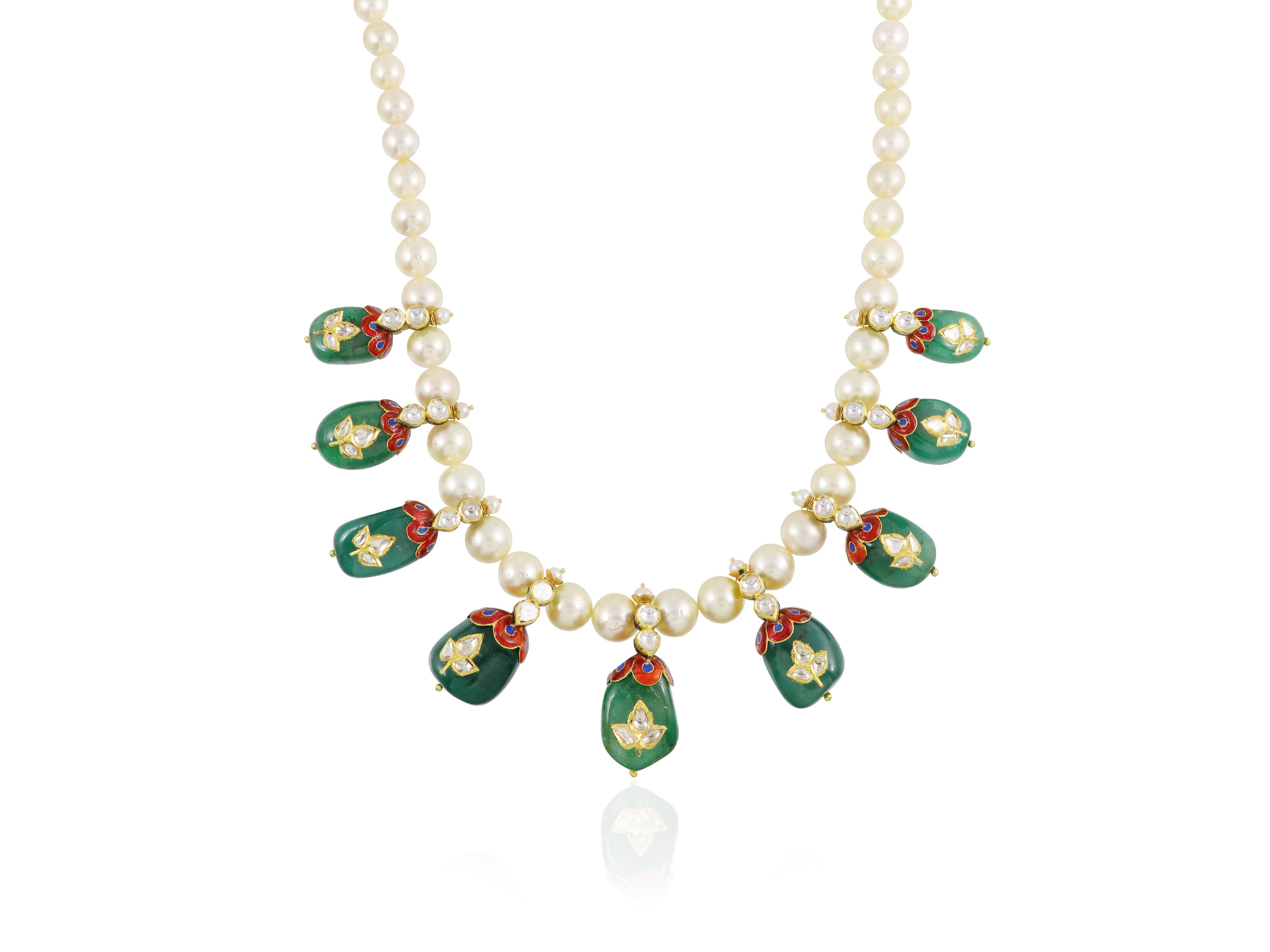 Burattato Oro 22K Mughal indiano con diamanti e smeraldi e perle del mare del sud incastonate in vendita