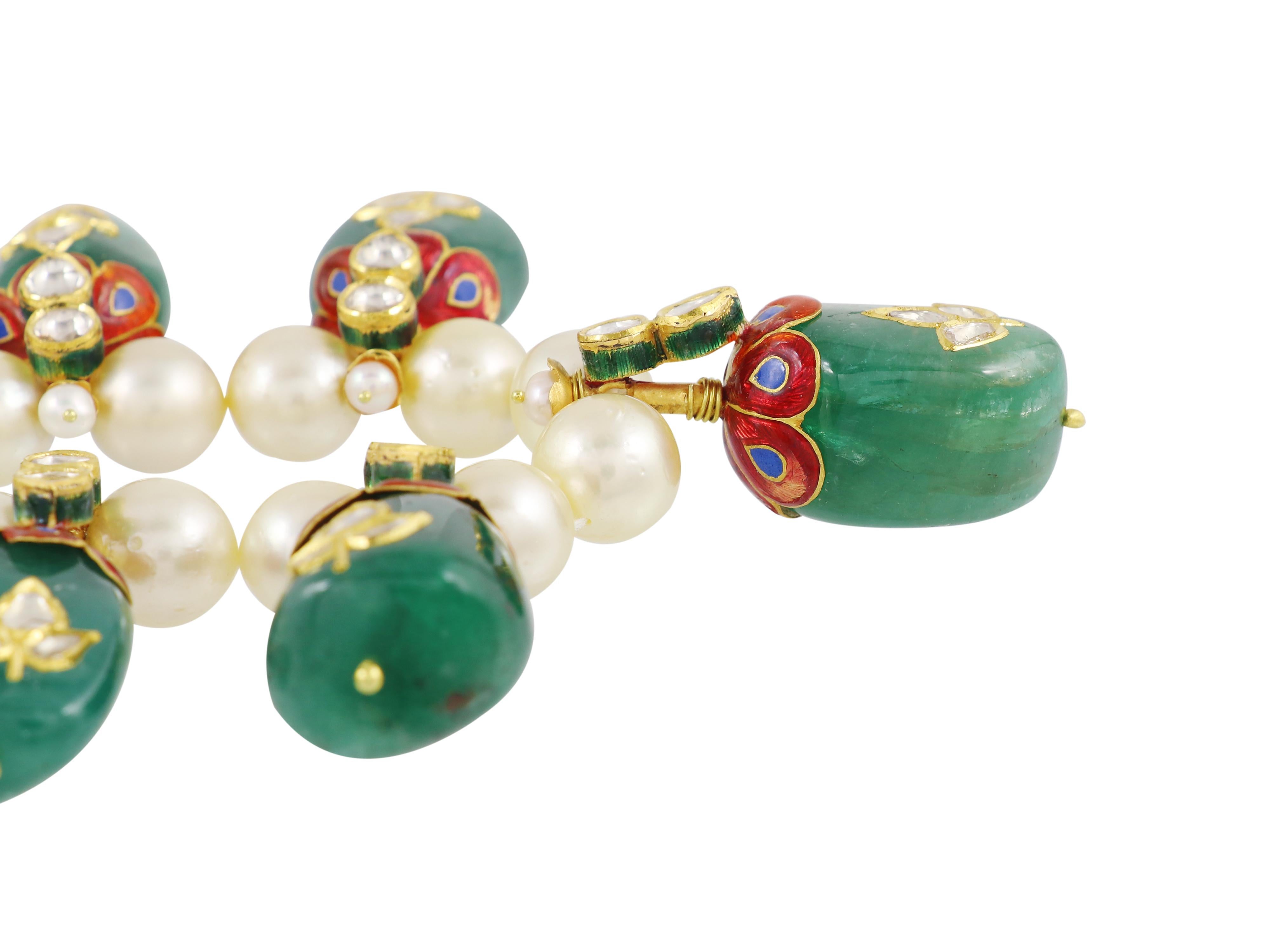 Donna Oro 22K Mughal indiano con diamanti e smeraldi e perle del mare del sud incastonate in vendita