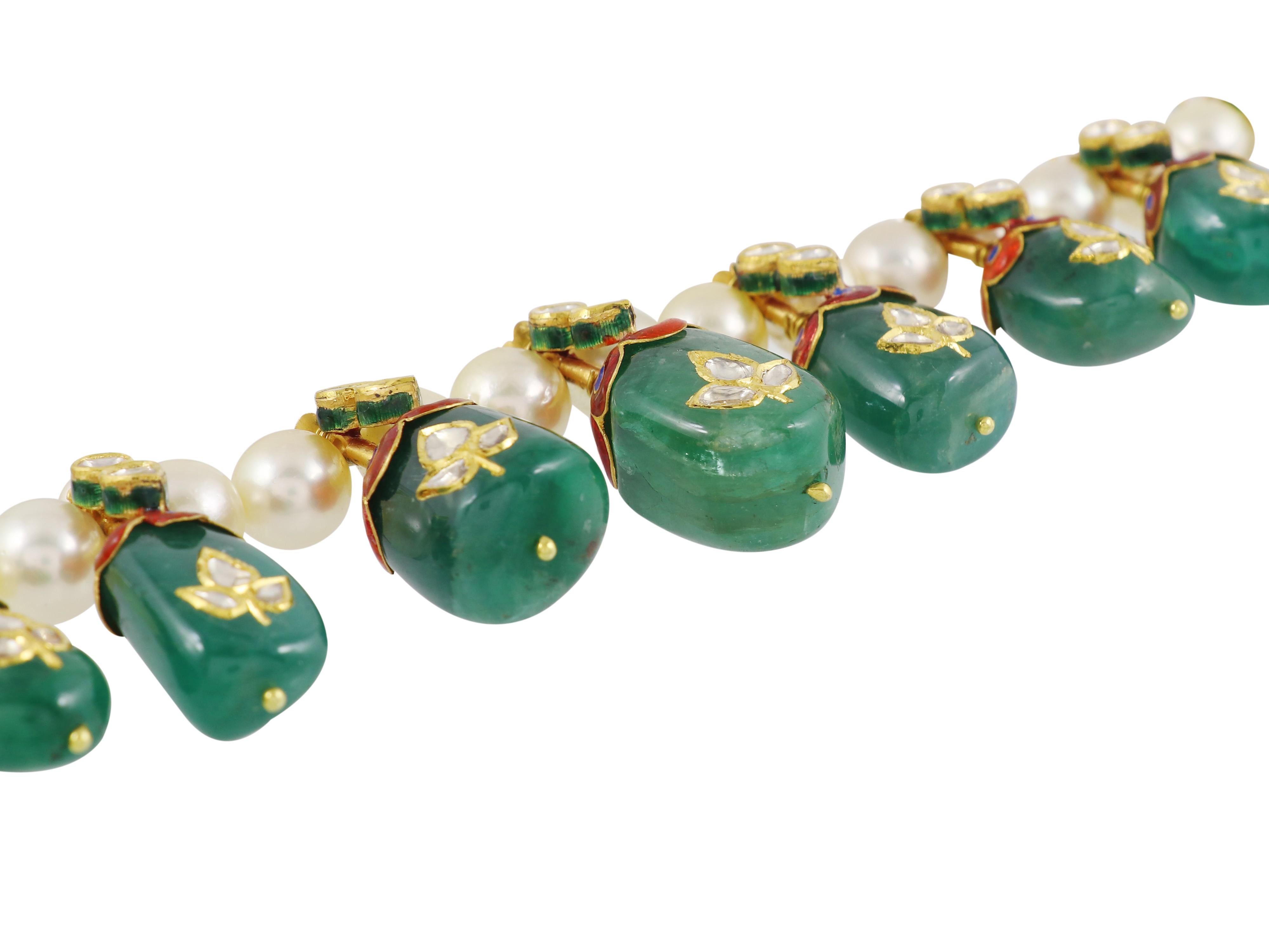 Oro 22K Mughal indiano con diamanti e smeraldi e perle del mare del sud incastonate in vendita 2