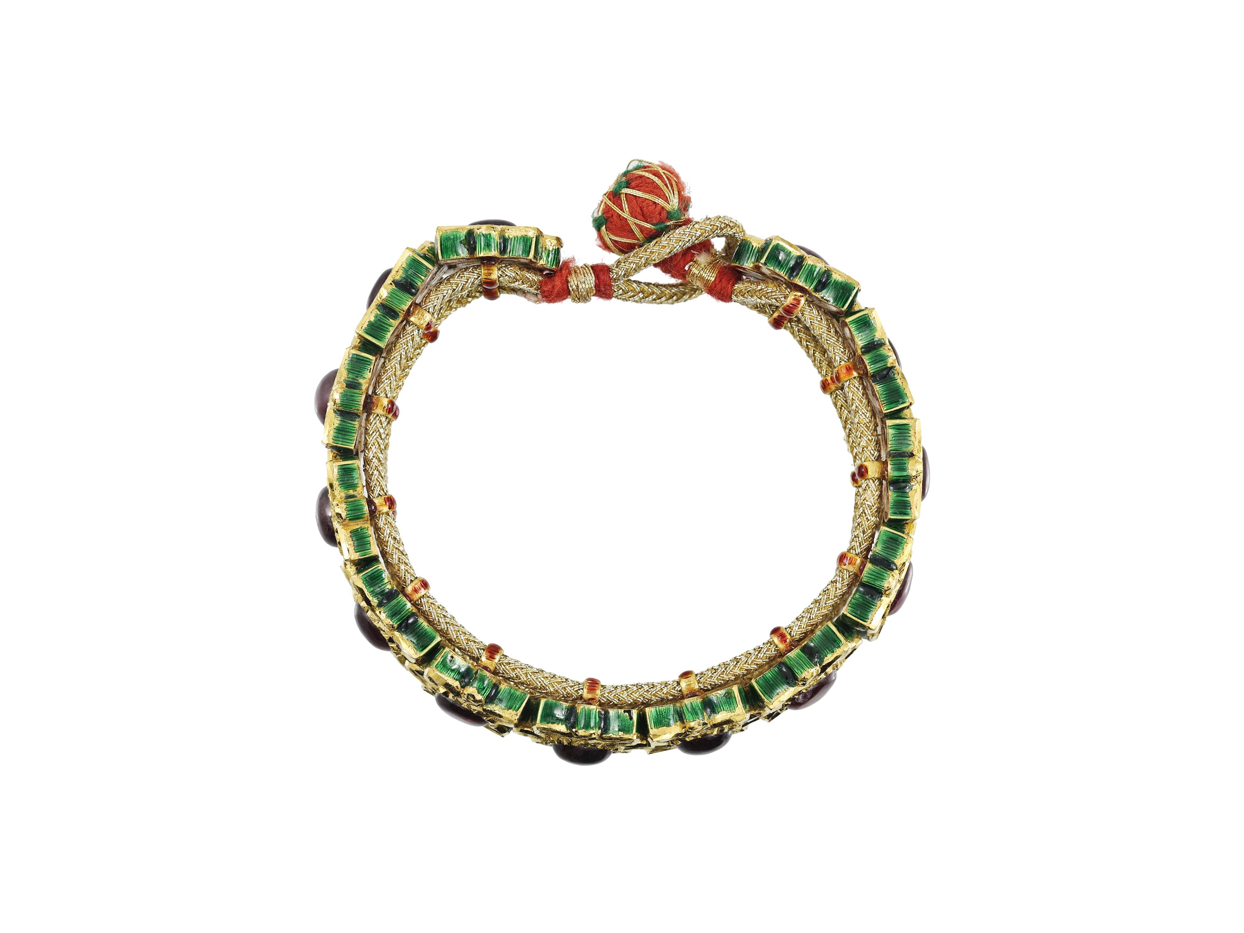 Bracciale indiano Mughal in oro 22K con diamanti e rubini e smalto in vendita 1