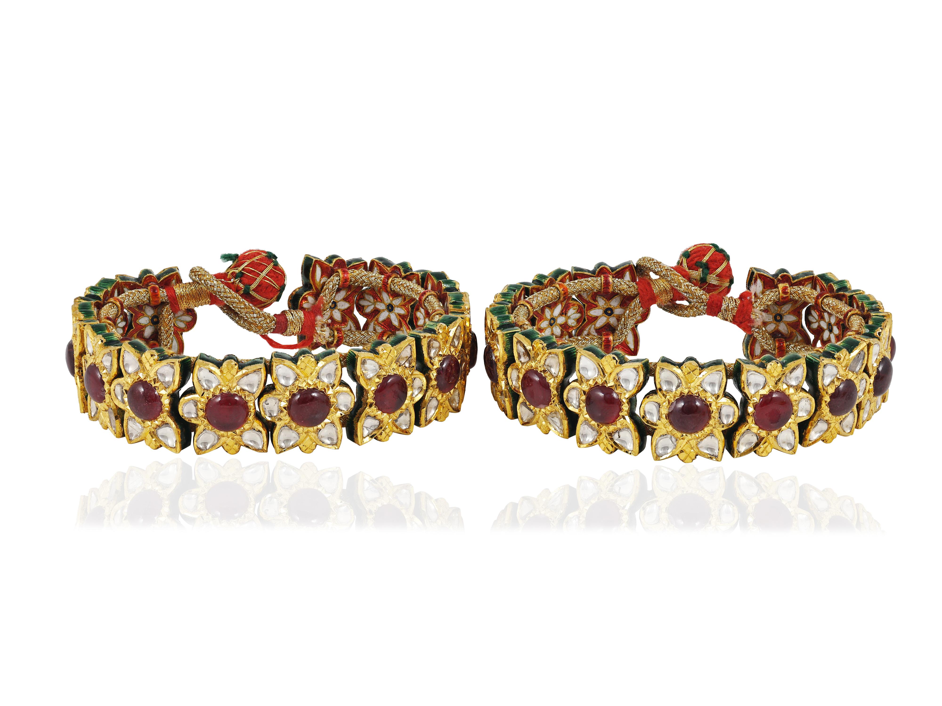 Bracciale indiano Mughal in oro 22K con diamanti e rubini e smalto in vendita 2
