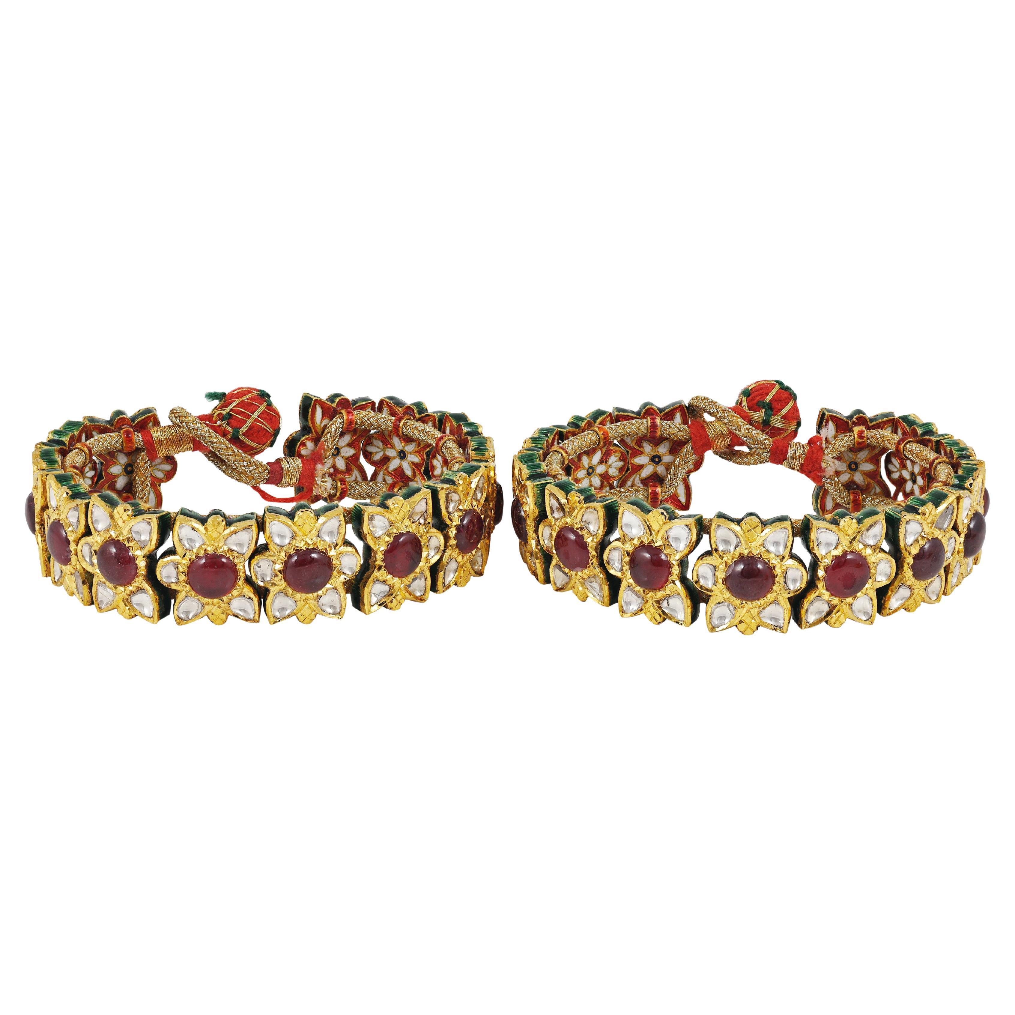 Cabochon Bracciale indiano Mughal in oro 22K con diamanti e rubini e smalto in vendita