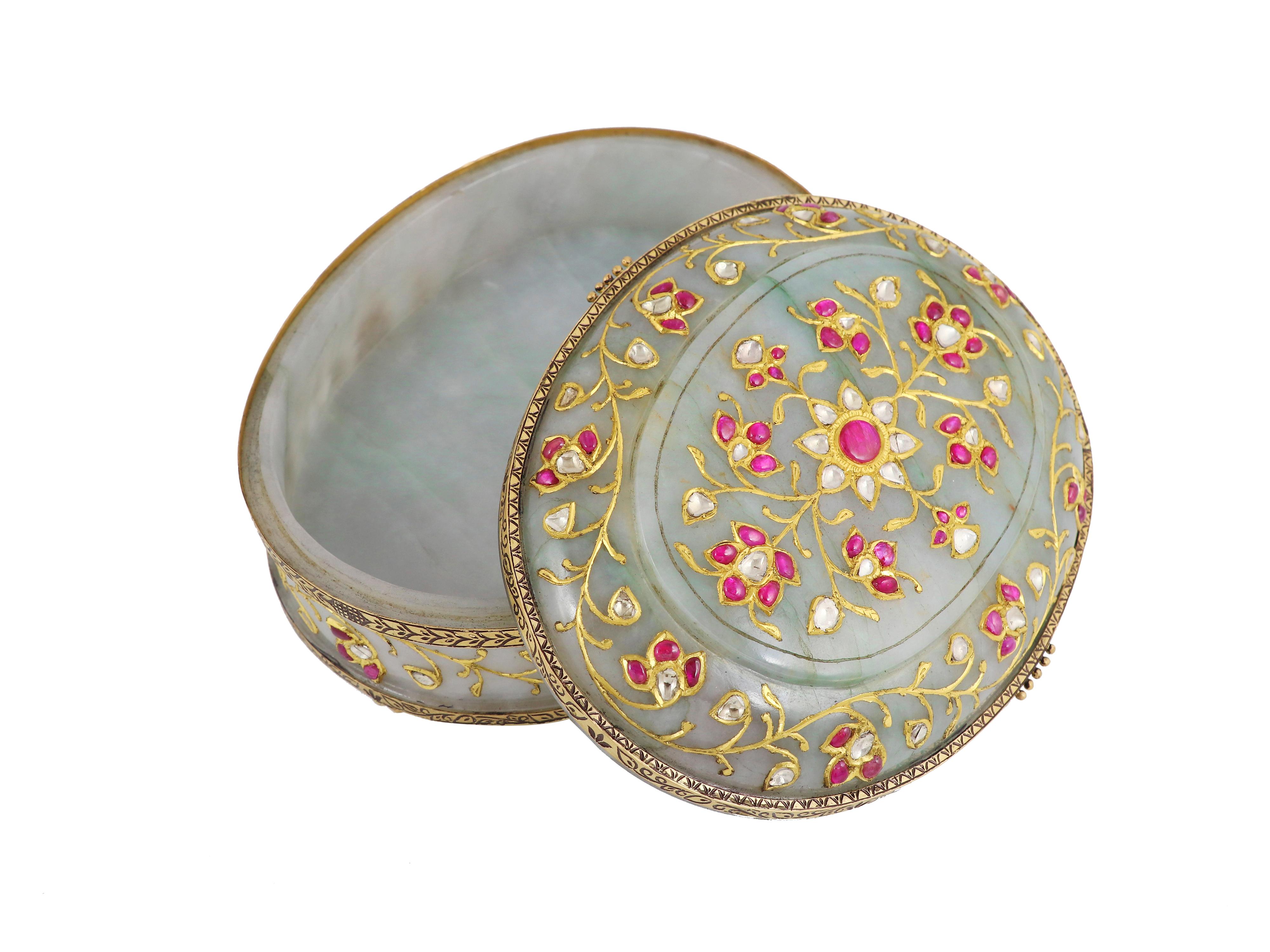22K gold Mughal Jade box inlaid with natural rubies and diamond  Indian art For Sale 6