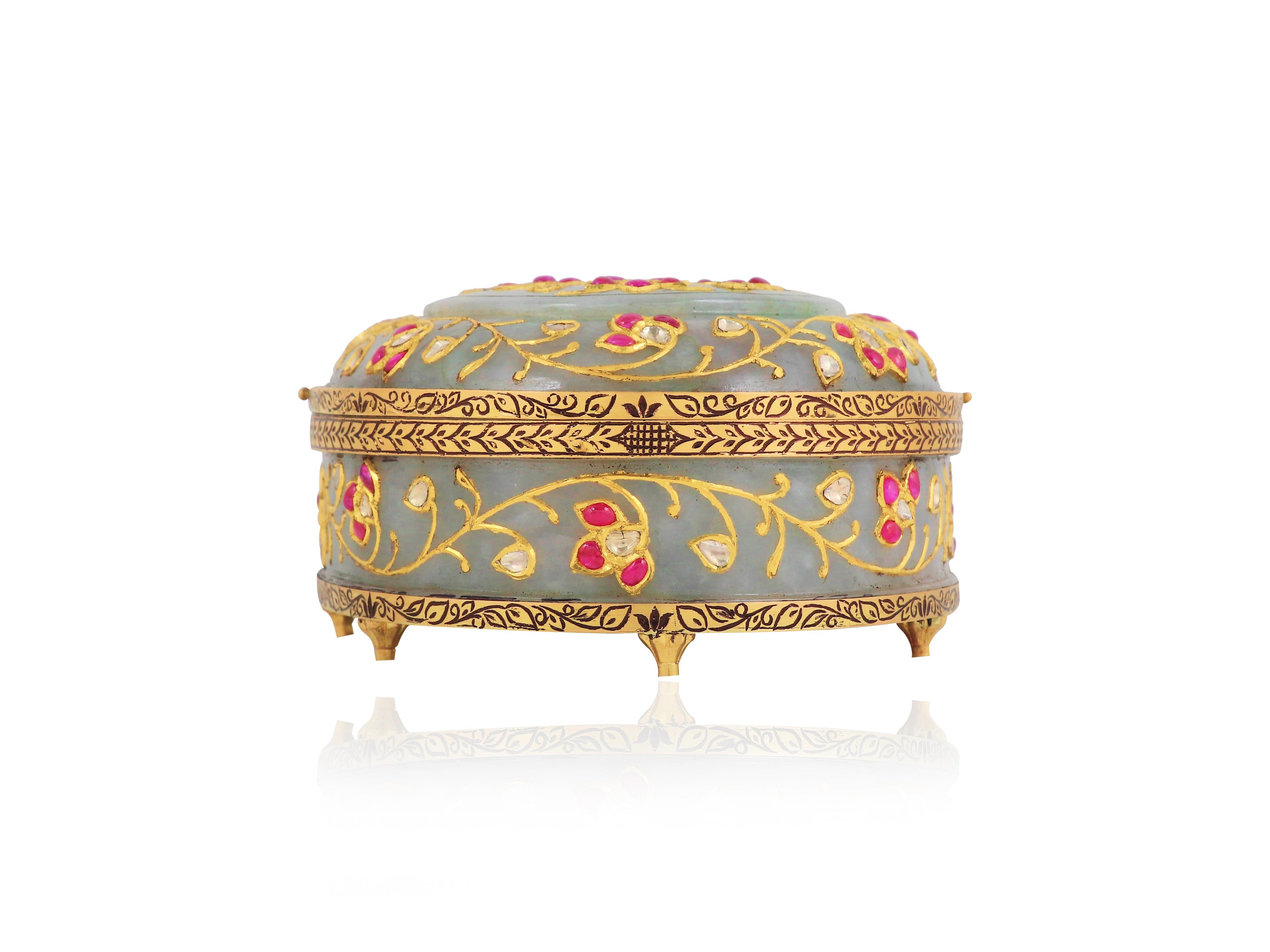 22K gold Mughal Jade box inlaid with natural rubies and diamond  Indian art In New Condition For Sale In Bangkok,, TH