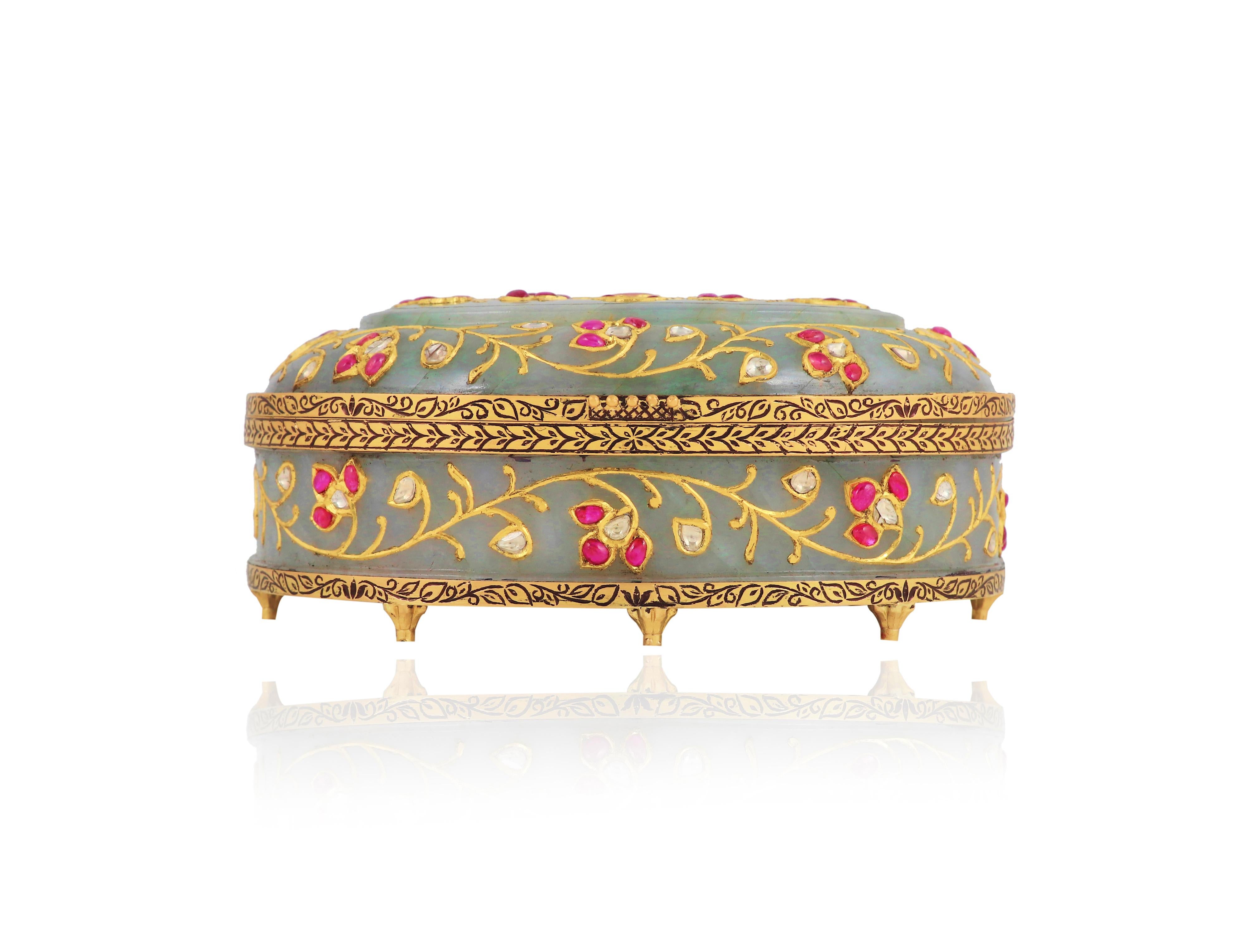 Women's or Men's 22K gold Mughal Jade box inlaid with natural rubies and diamond  Indian art For Sale