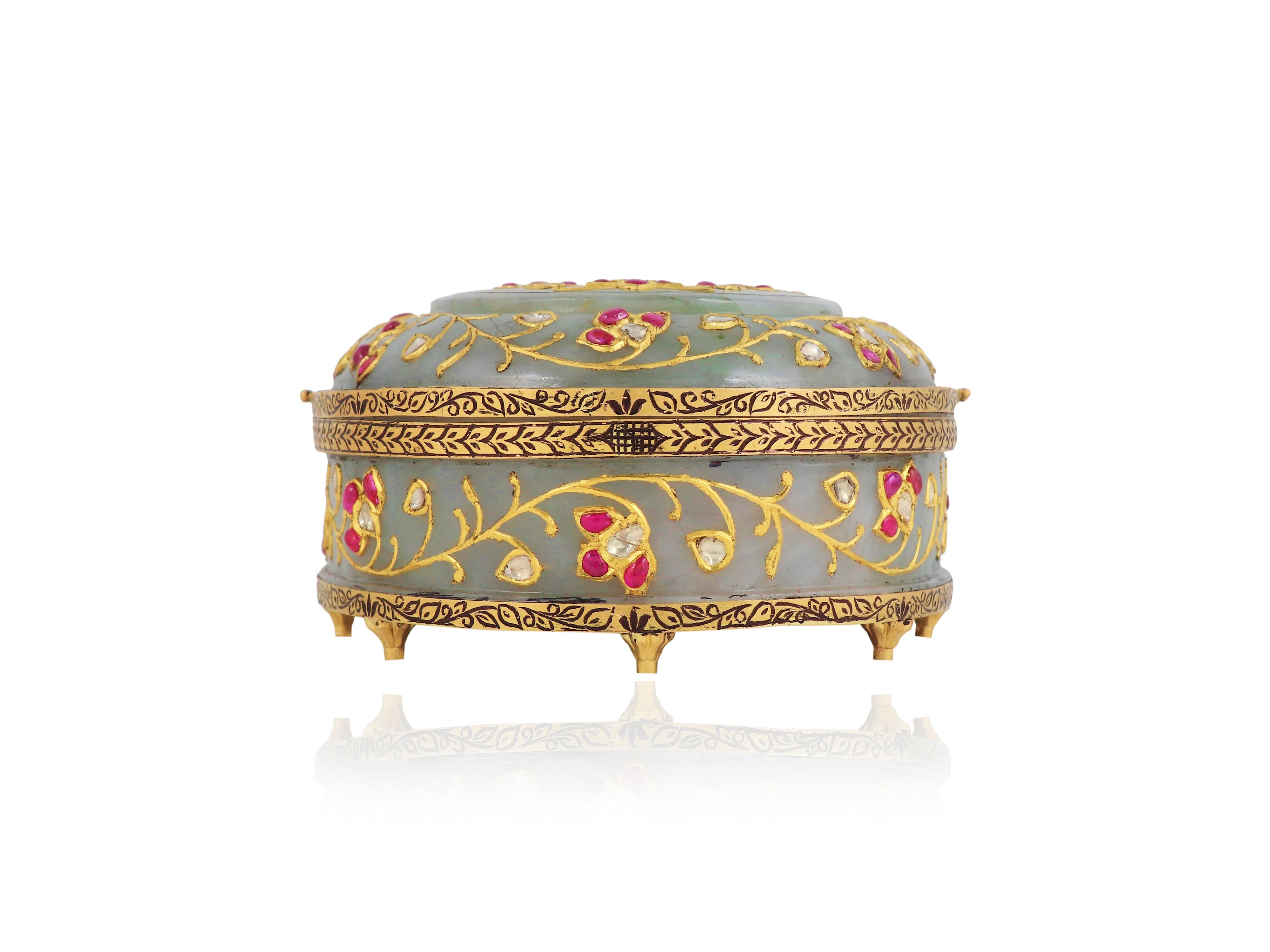 22K gold Mughal Jade box inlaid with natural rubies and diamond  Indian art For Sale 1