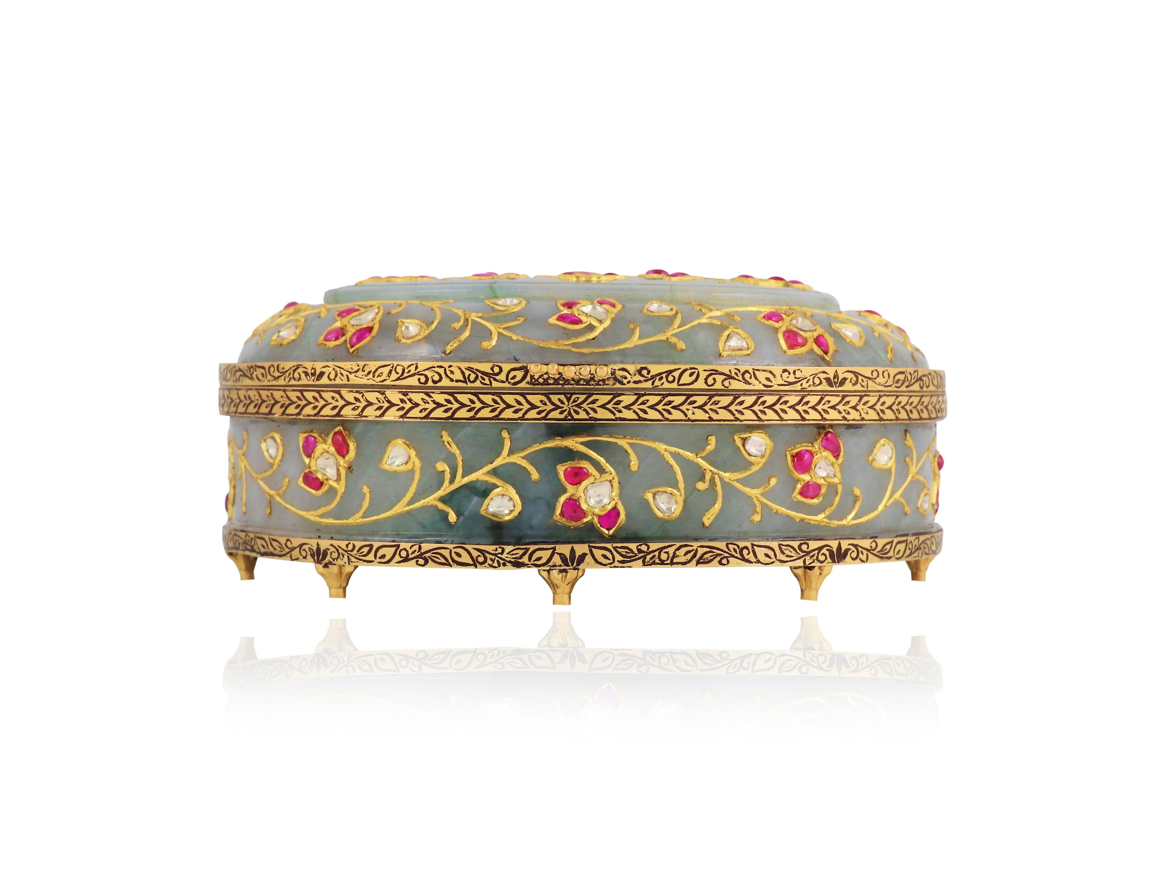 22K gold Mughal Jade box inlaid with natural rubies and diamond  Indian art For Sale 2