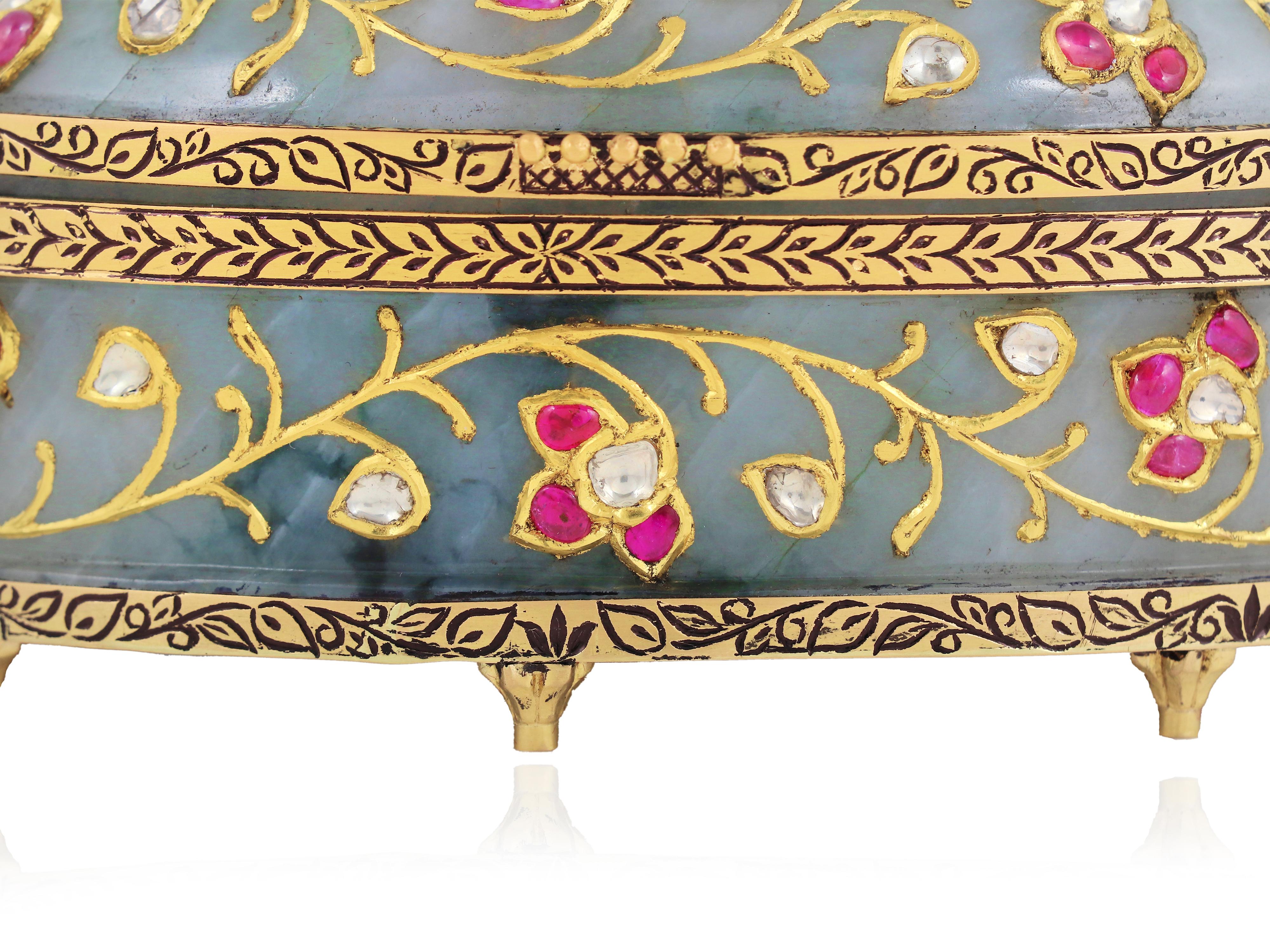 22K gold Mughal Jade box inlaid with natural rubies and diamond  Indian art For Sale 3