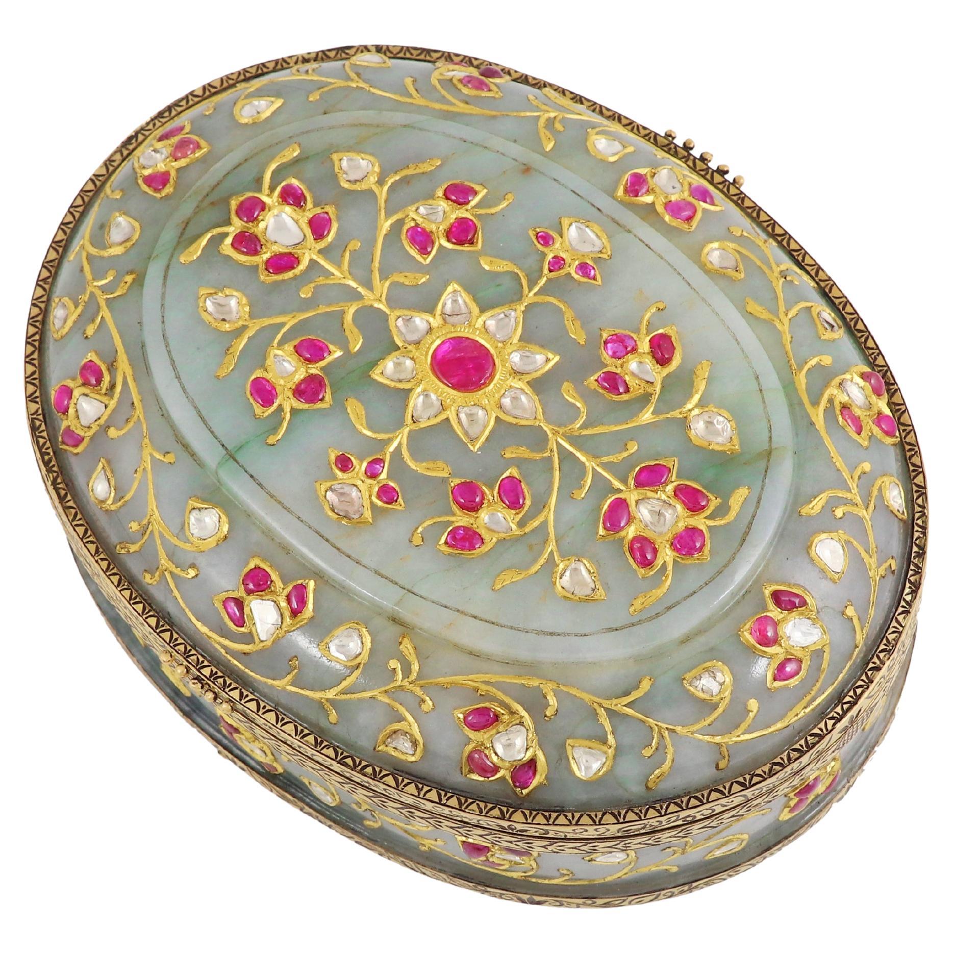 Caja de jade mogol de oro de 22 quilates con incrustaciones de rubíes naturales y diamante  Arte indio