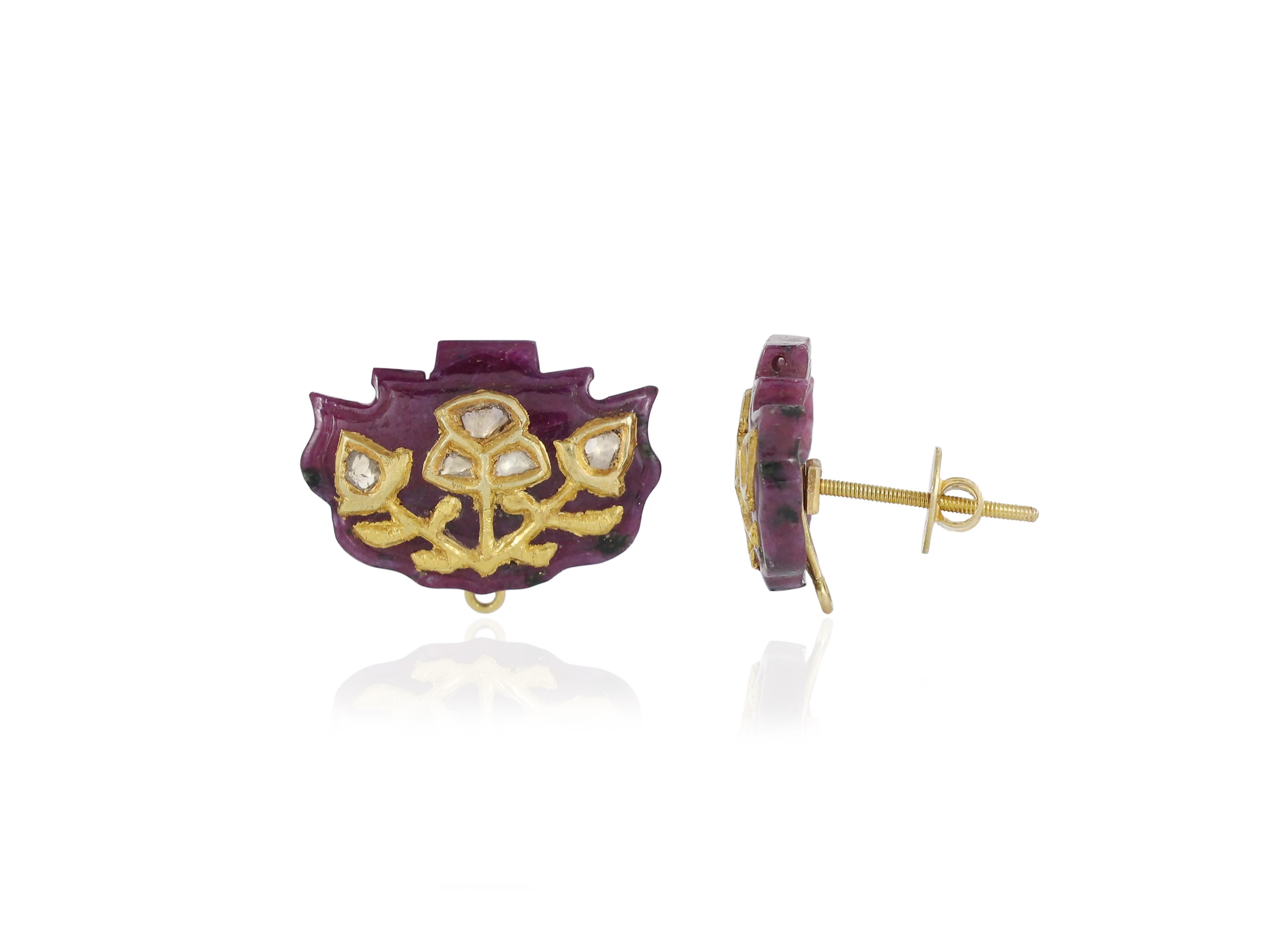 22K gold Mughal natural ruby studs inlaid with diamonds and gold In Excellent Condition For Sale In Bangkok,, TH