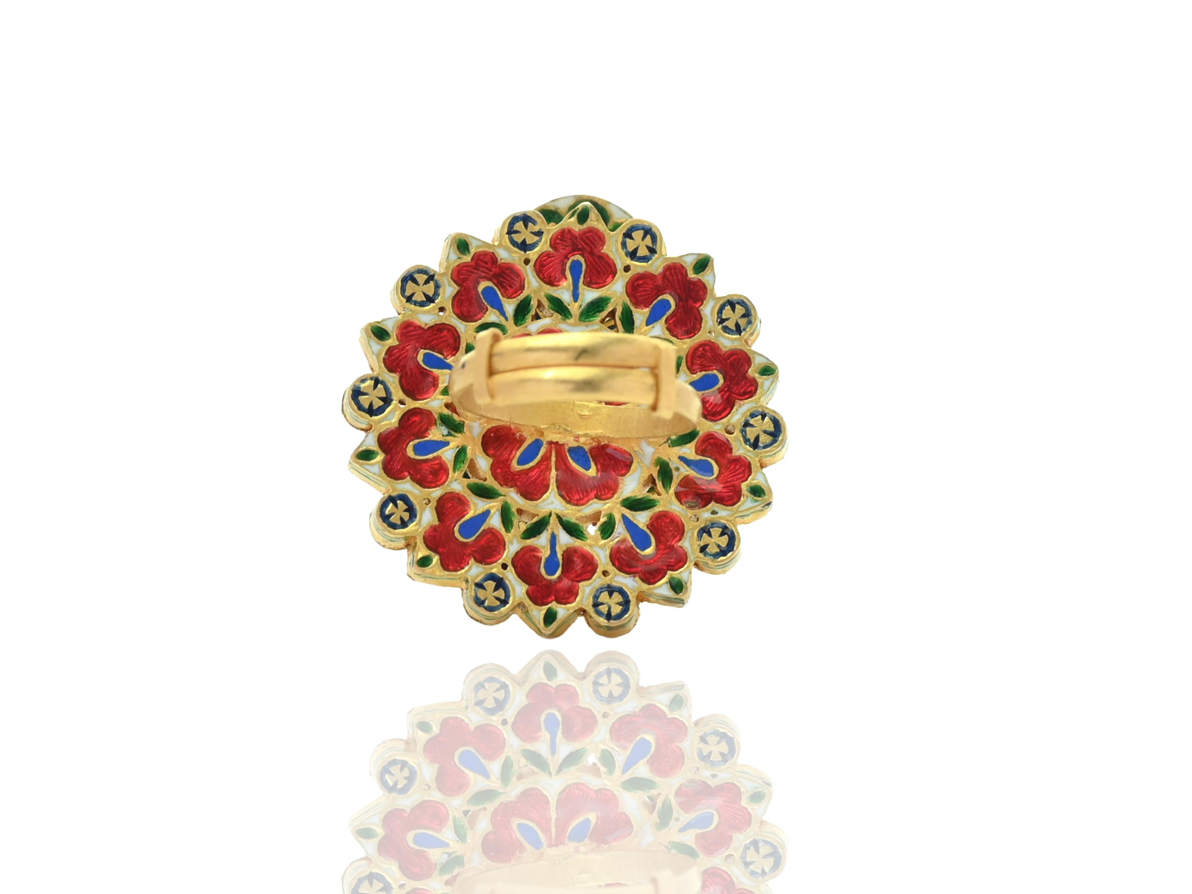 Un bellissimo anello a forma di pavone con fette di diamanti naturali di alta qualità (polchi) smaltati con colori blu, rossi e verdi. Gli anelli sono incastonati nella tradizionale montatura kundan, un'arte nata nell'India Moghul e mantenuta viva