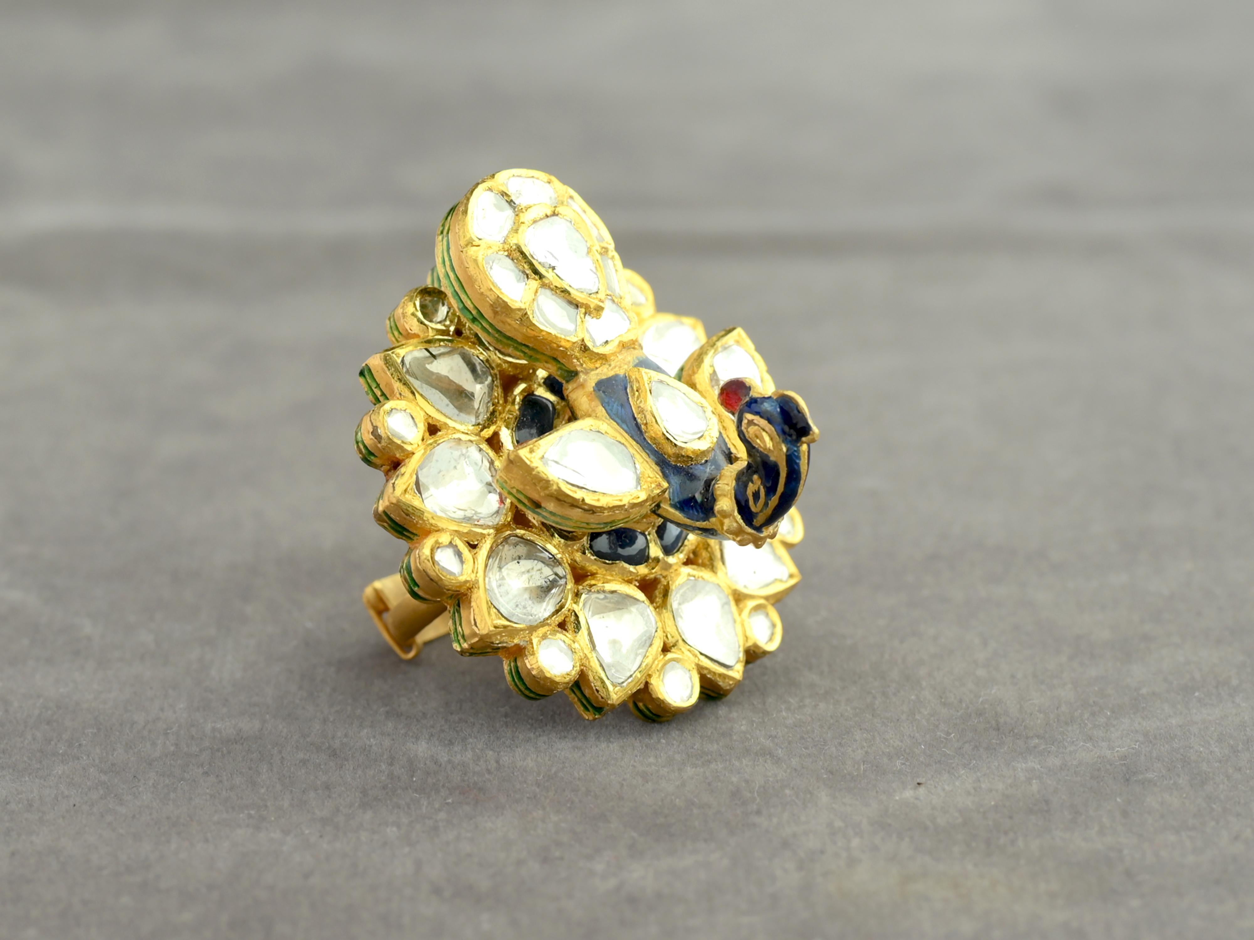 Grezzo Anello Mughal Peacock in oro 22K con smalto e kundan meena, tempestato di polacchi di diamanti in vendita