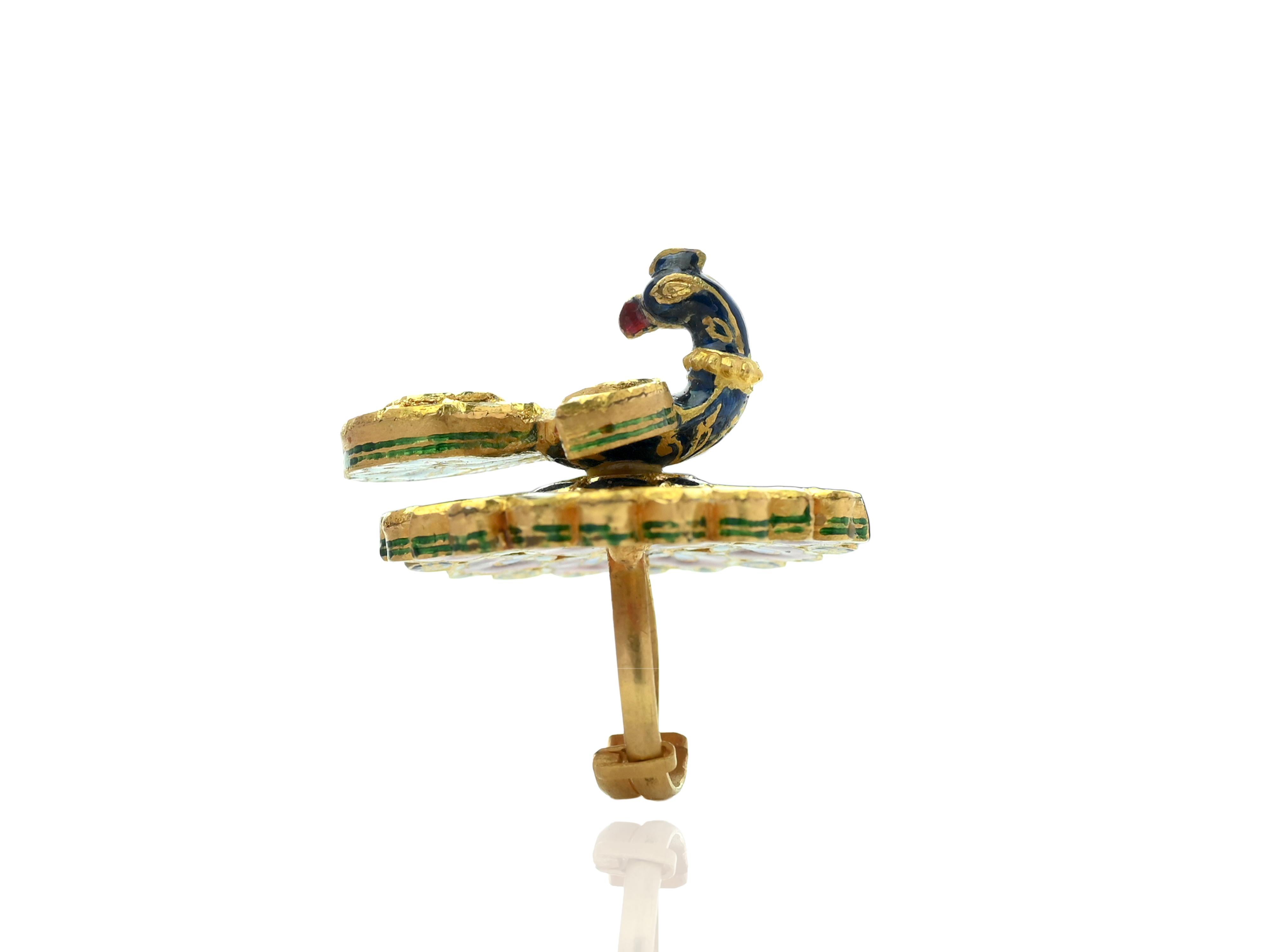 Donna Anello Mughal Peacock in oro 22K con smalto e kundan meena, tempestato di polacchi di diamanti in vendita